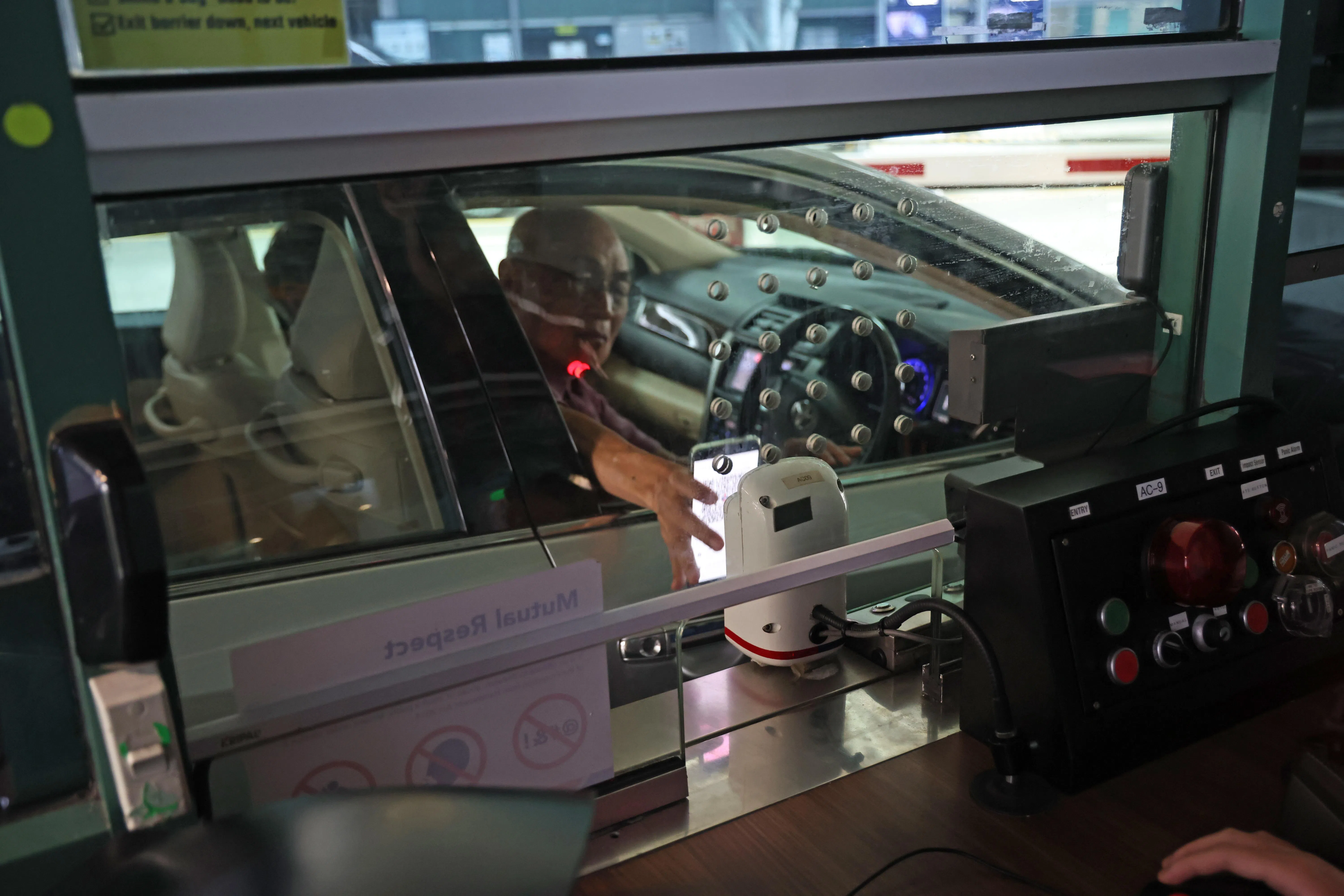 汽车通道部署QR码系统的成效更为显著，整体通关时间缩短约三成。（陈渊庄摄）