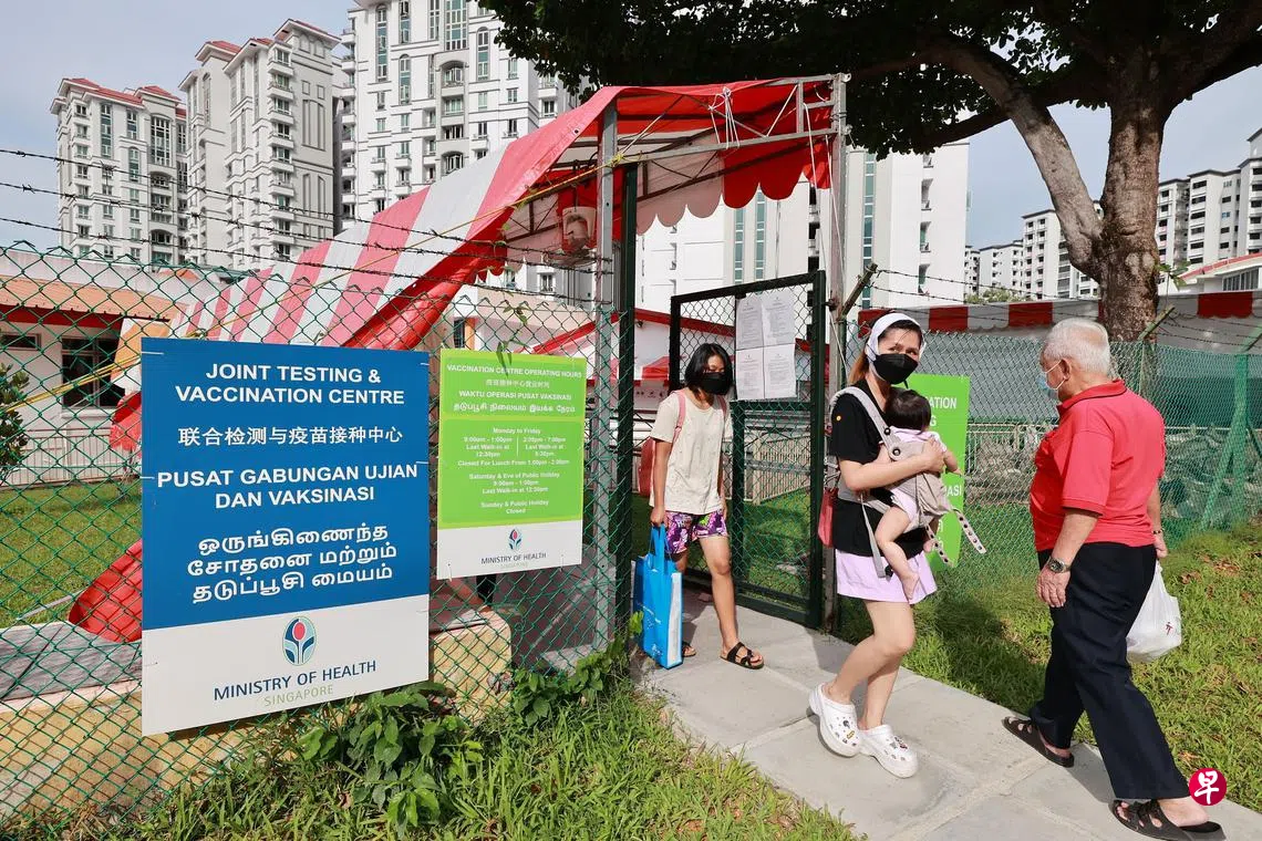 更多公众前往接种二价疫苗部分接种中心高峰时段出现人龙| 联合早报