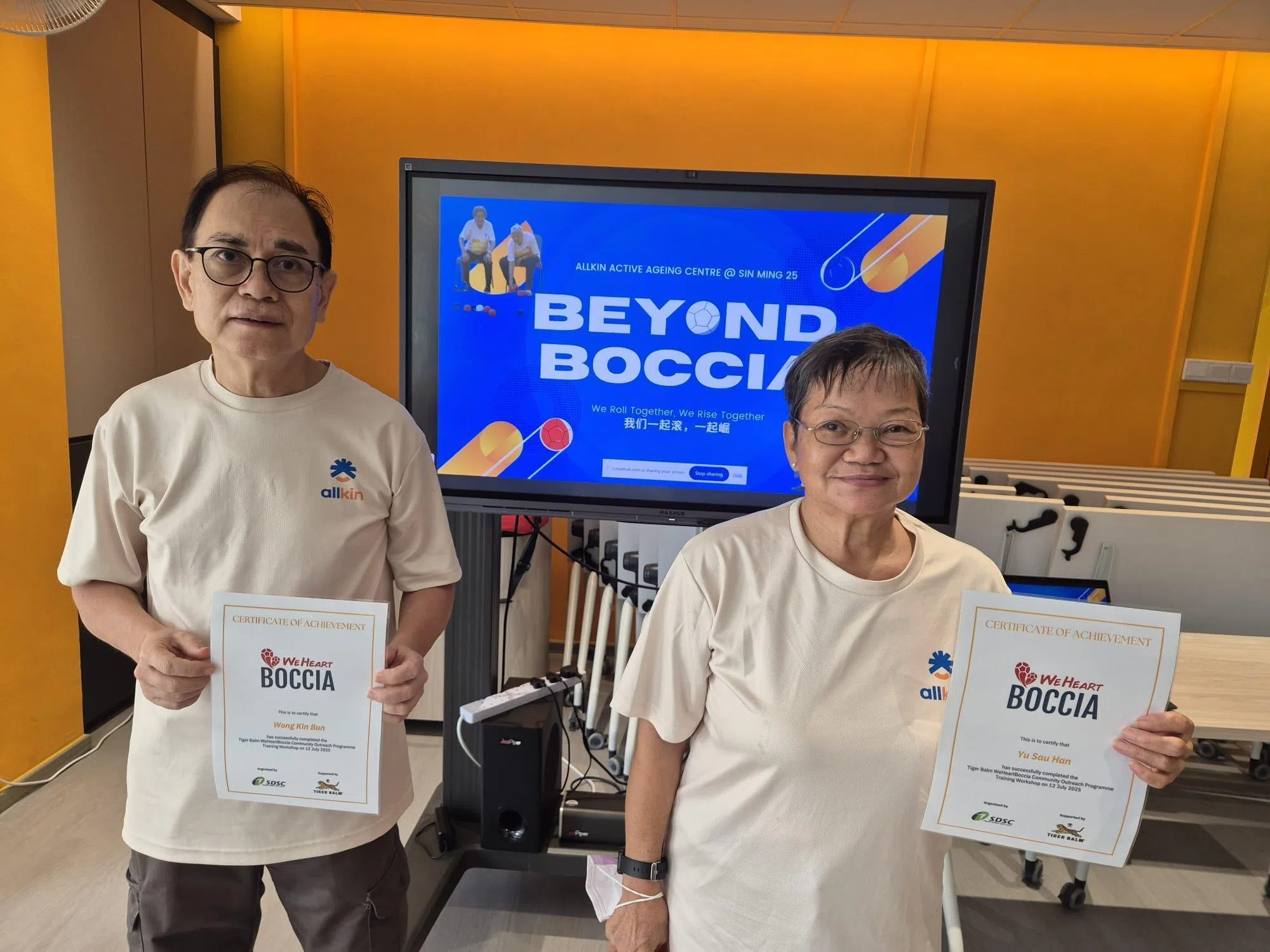 王建斌和余秀娴夫妇不仅爱打球，还特意考取裁判证。（受访者提供）