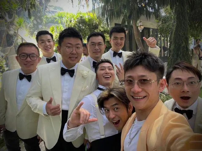 张一山穿黄衣出席婚礼，被网民笑说不顾着装规范，抢了新郎窦骁的风采。（取自微博）