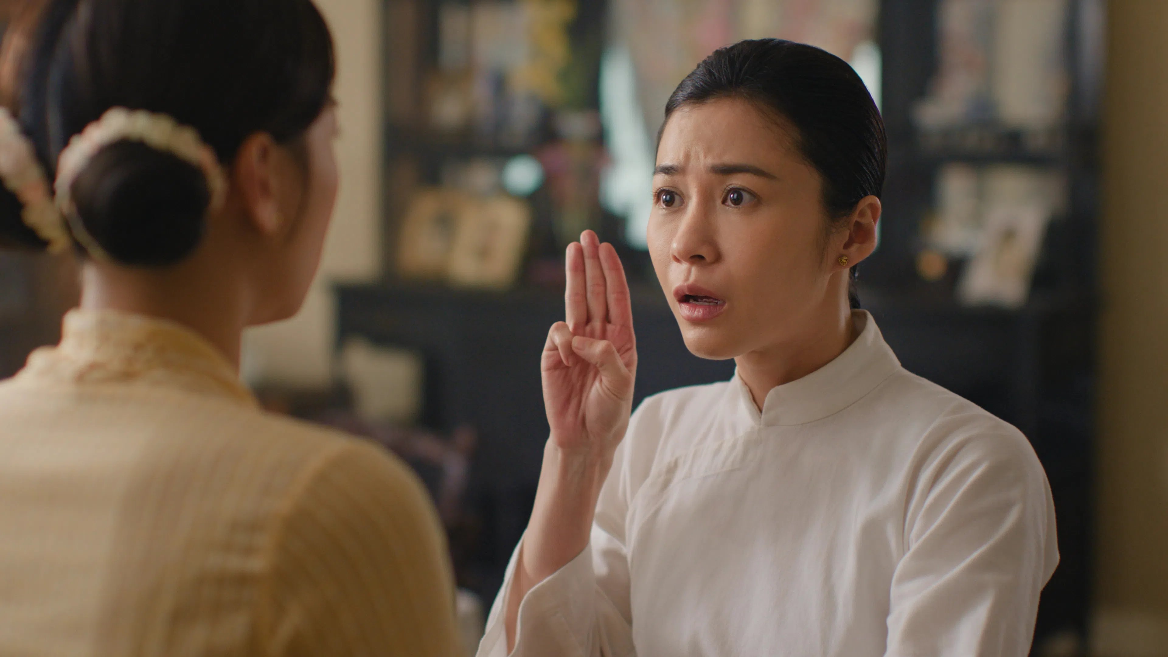 郑六月（右）在《小娘惹之翡翠山》饰演妈姐阿燕。（新传媒提供）