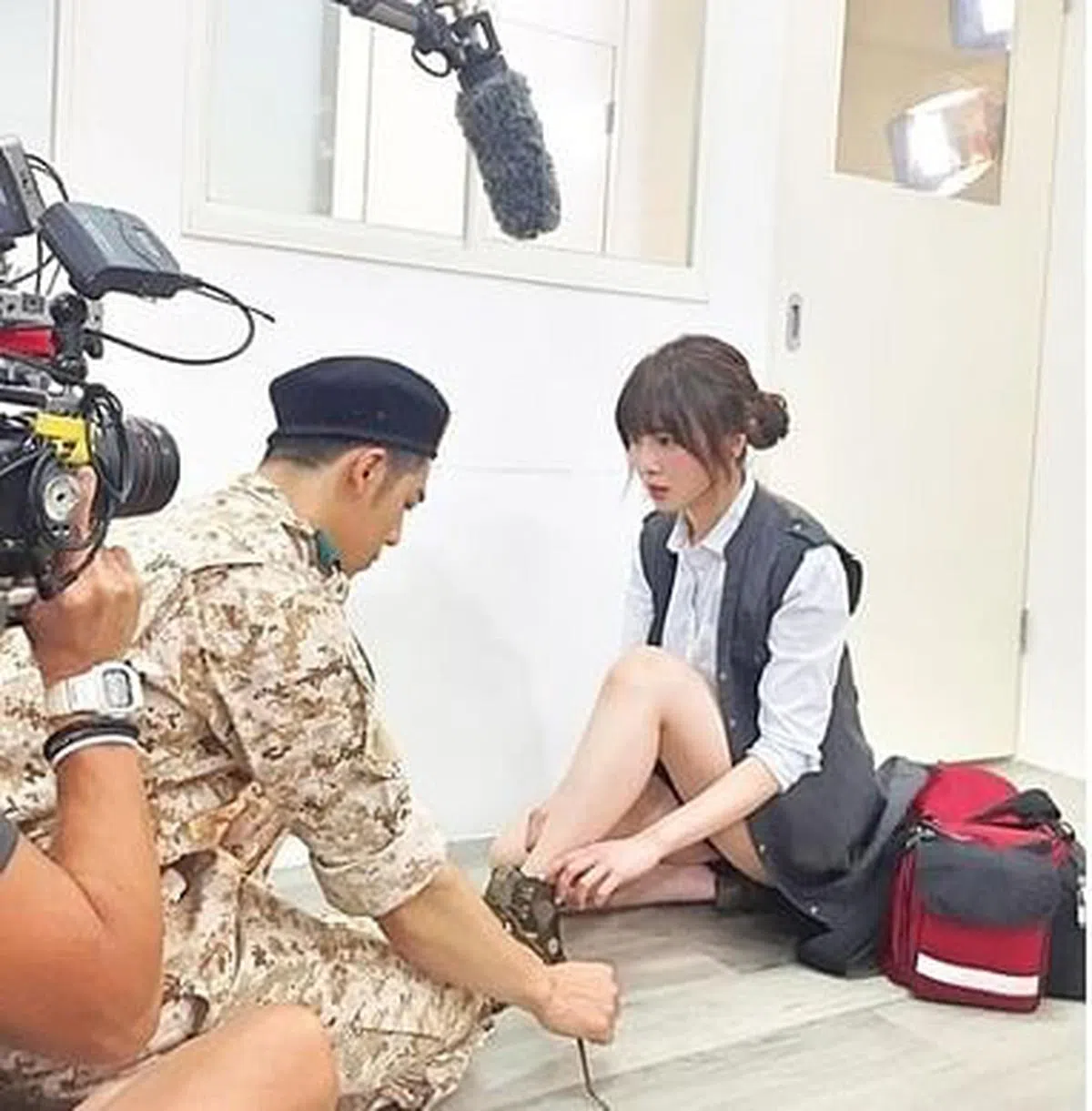 舒子晨在节目中模仿《太阳的后裔》里的经典画面。（互联网）