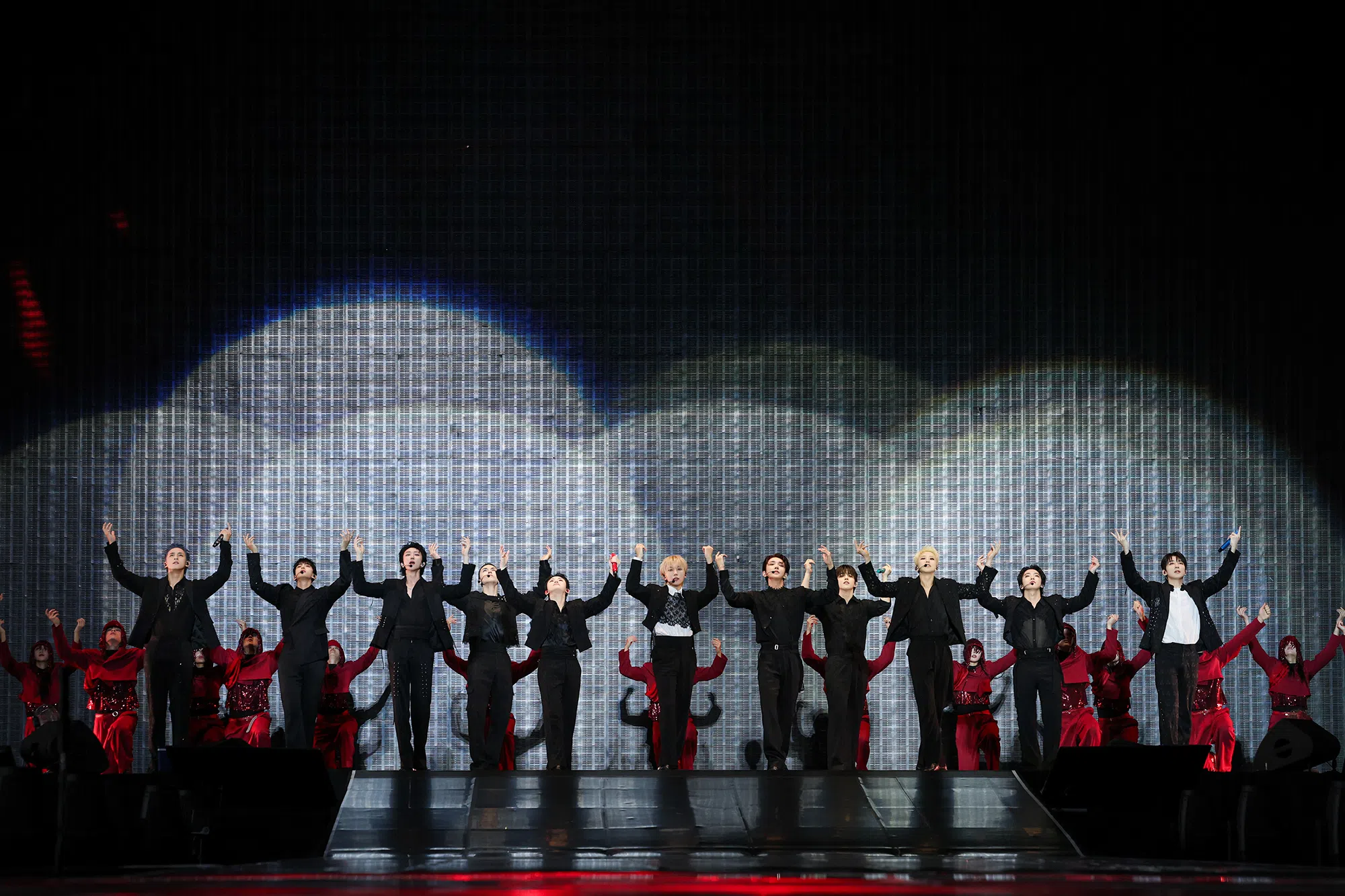 SEVENTEEN献上热门歌曲，粉丝们尖叫热情回应。（PLEDIS Entertainment提供）