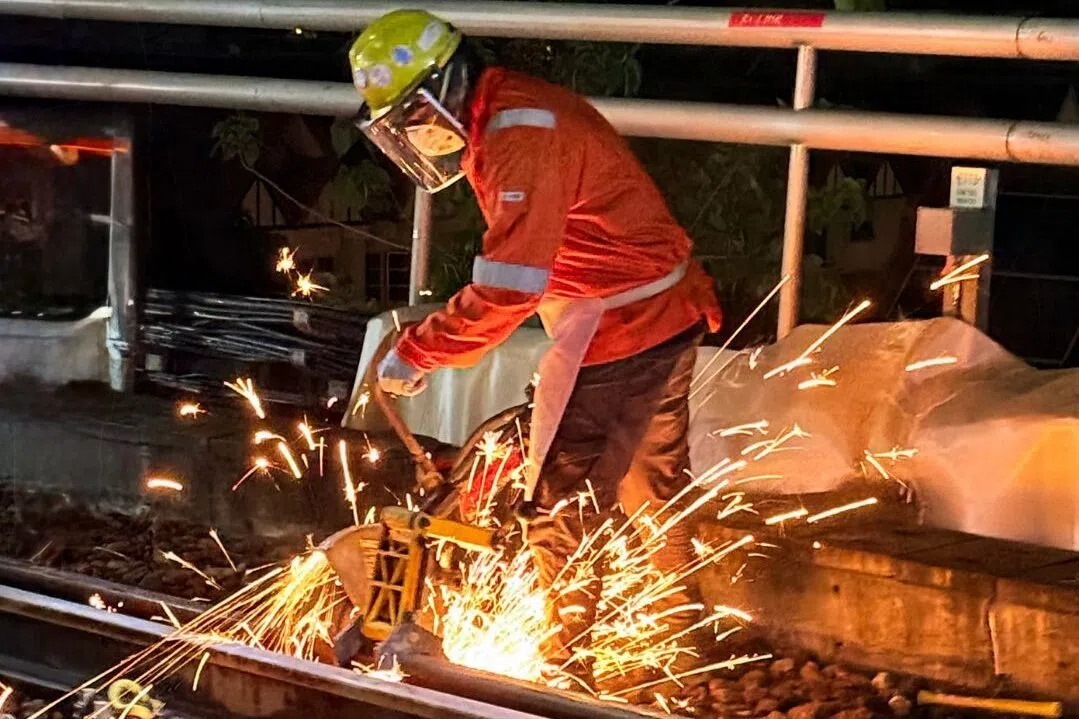 工程师和承包商在最后一班列车结束服务后，马不停蹄到轨道开工。（陆路交通管理局脸书）