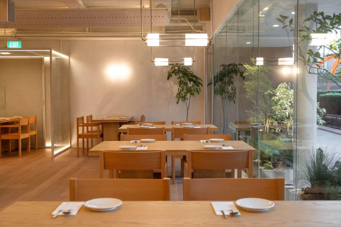 餐馆开在国家美术馆顶楼，简约明亮的设计有别于传统韩式烧烤店。（餐馆提供）