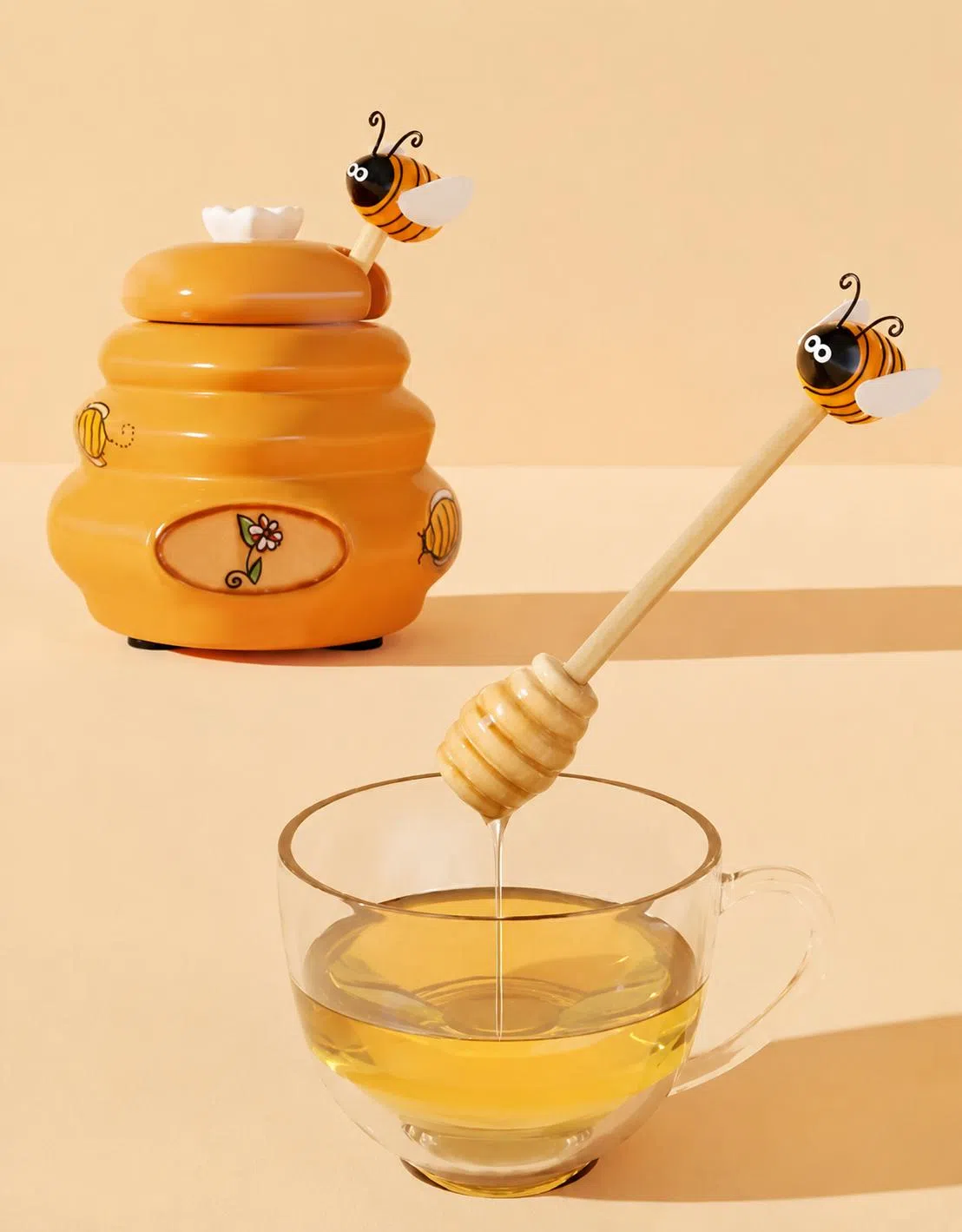 陶瓷材质的蜂蜜罐，自带木制蜂蜜棒。（取自lazada.sg）