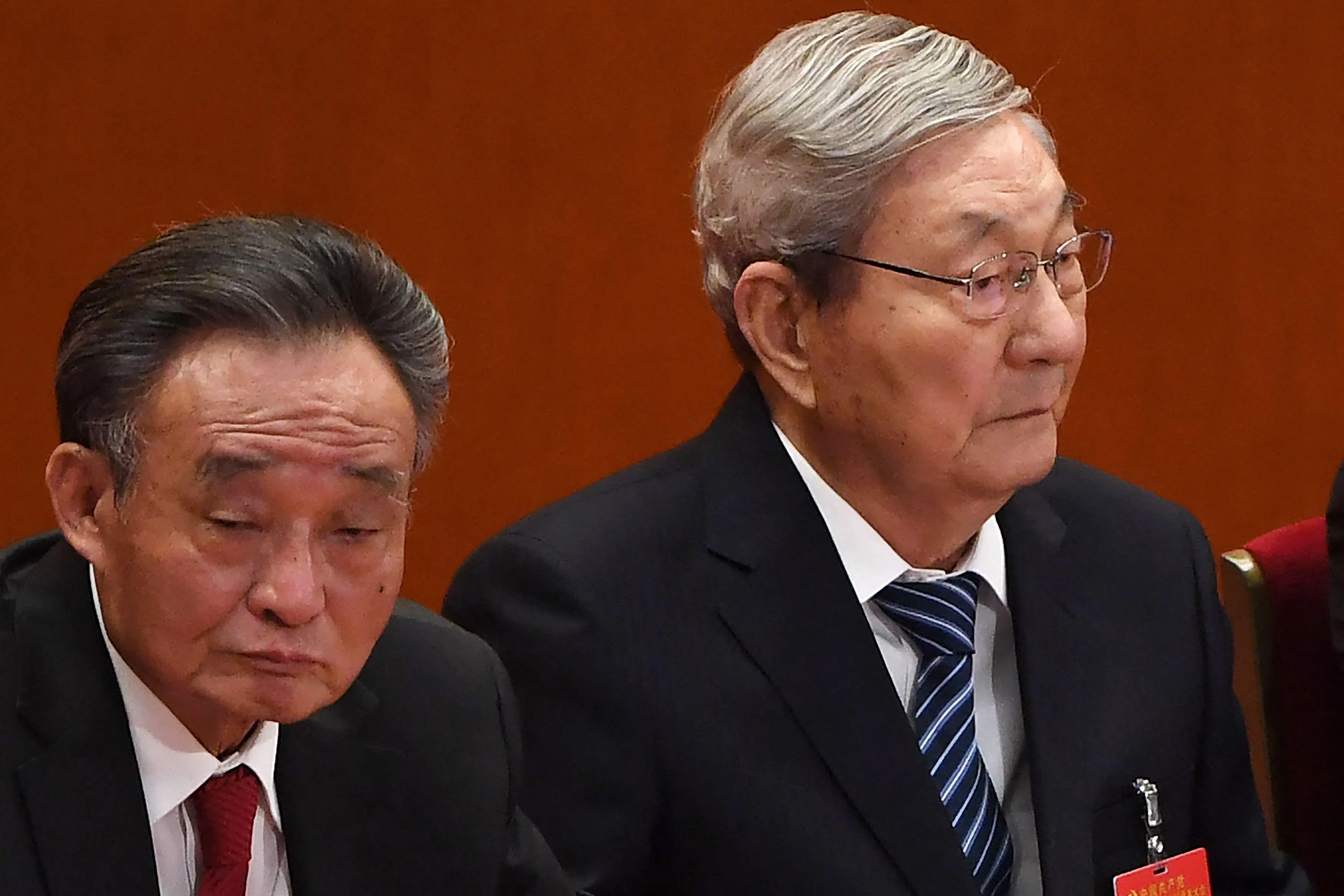 2017年10月24日，朱镕基（右）和中国前全国人大常委会委员长吴邦国在人民大会堂举行的中共十九大闭幕会上聆听讲话。（法新社）