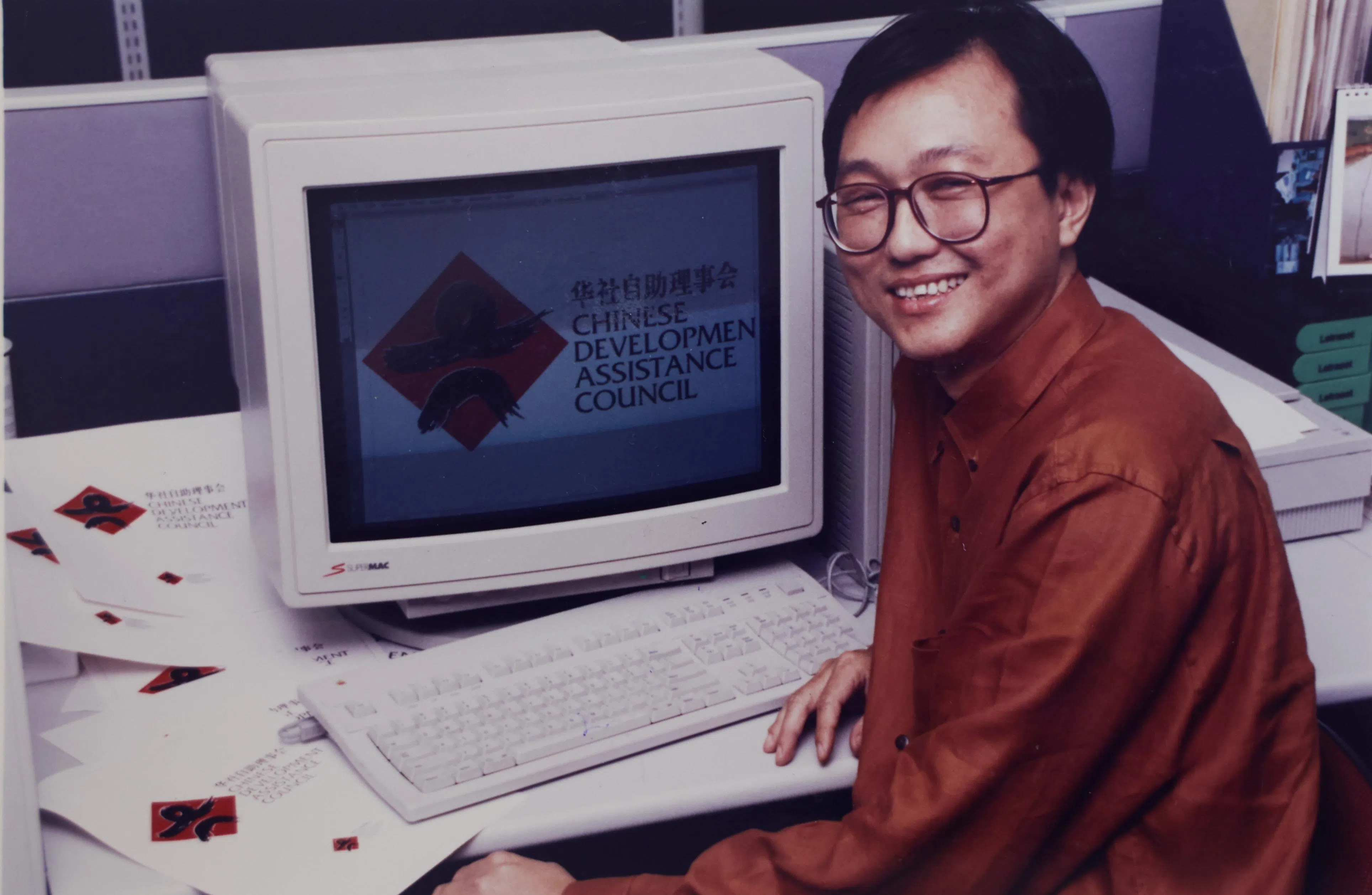 1992年，李智松工作之余为新加坡华社自助理事会设计标志。（李智松提供）