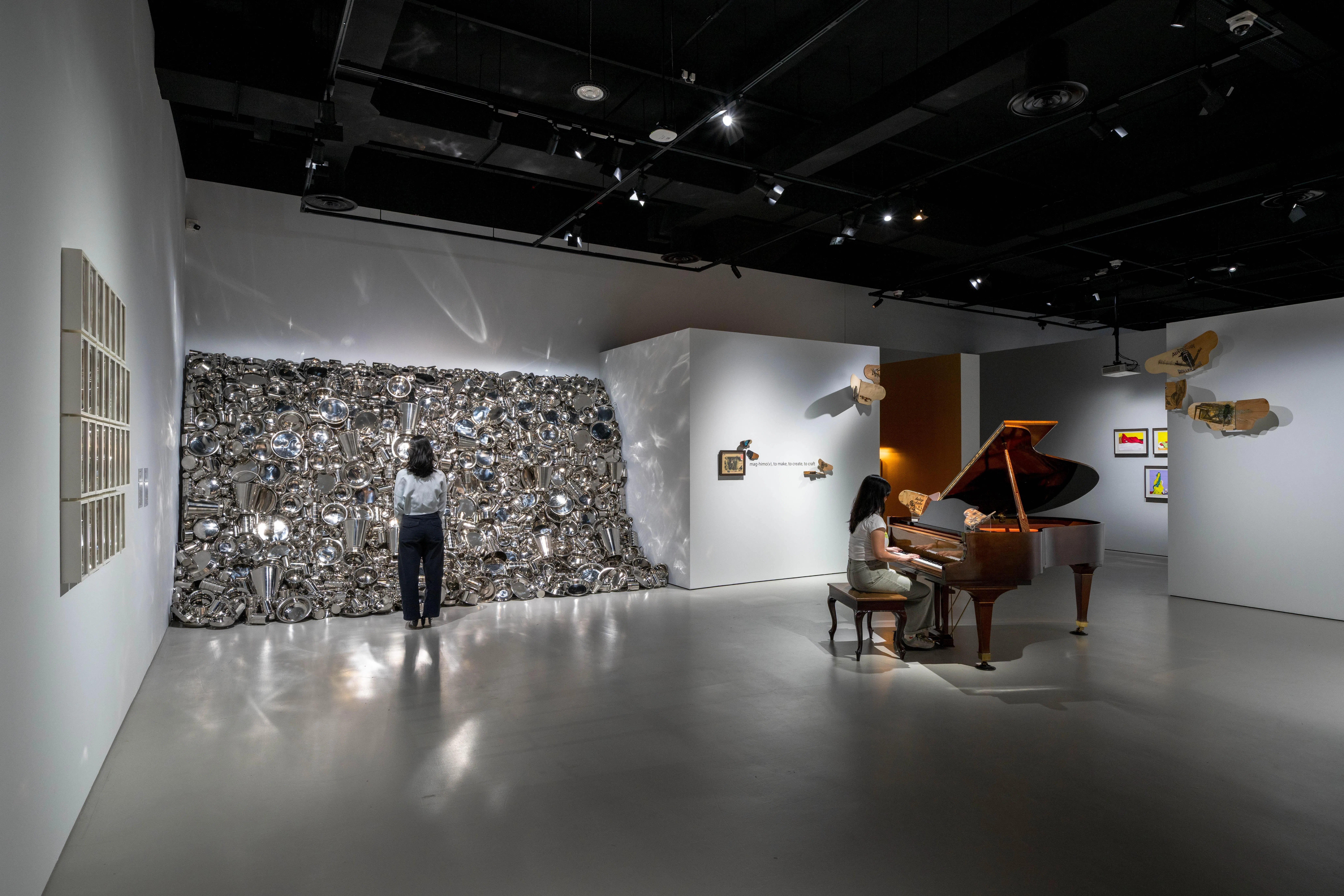 “会说话的物体”（Talking Objects）展厅左边为印度苏博达·古普塔的《饥饿之神》装置，右边为菲律宾阿尔温·雷米洛的三角钢琴。（新加坡美术馆提供）