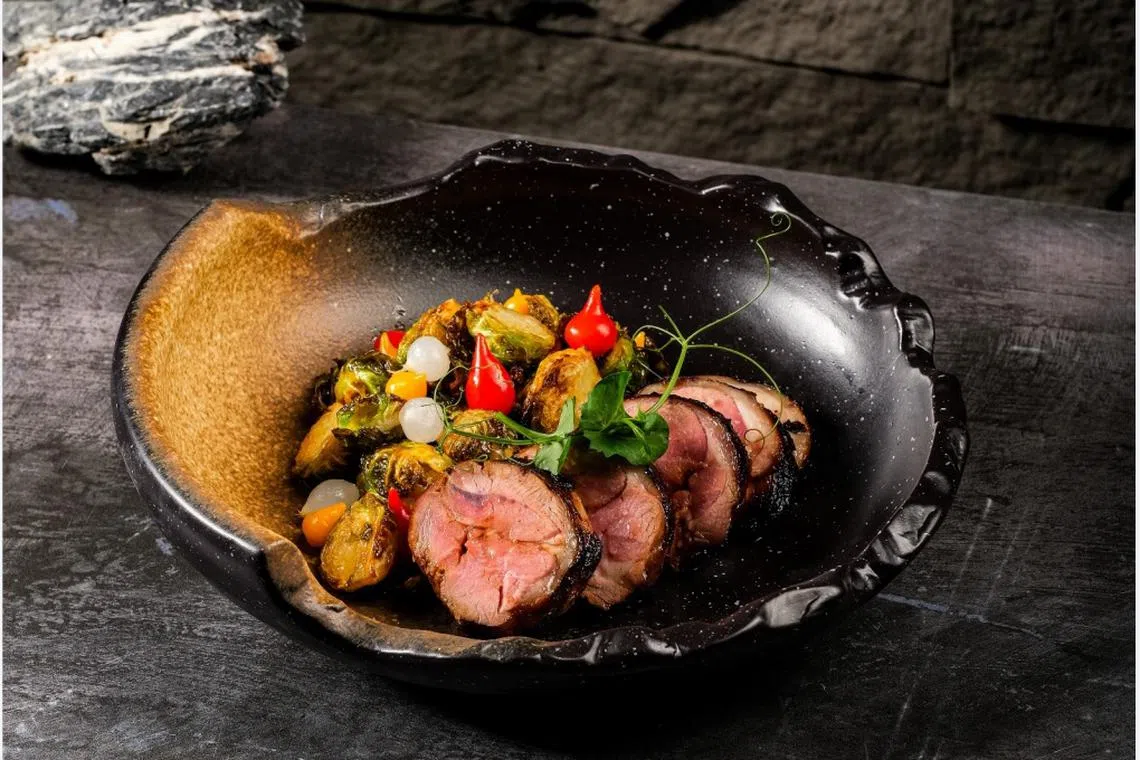 羊肉叉烧将叉烧酱淋在新西兰羊肉，再撒上“火药香料”。（餐馆提供）