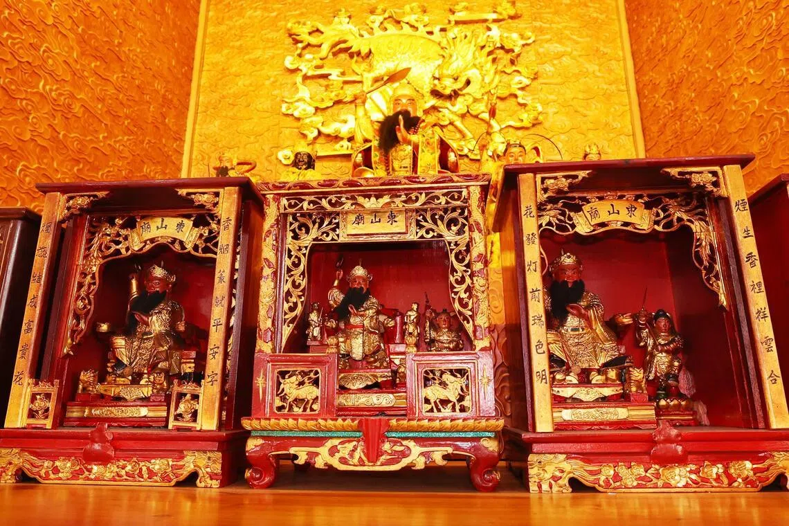 东山庙除供奉一尊大型三府大人金身外，另设三座较小金身，以备信众于大日子或有需之时迎请回家。（邬福梁摄）
