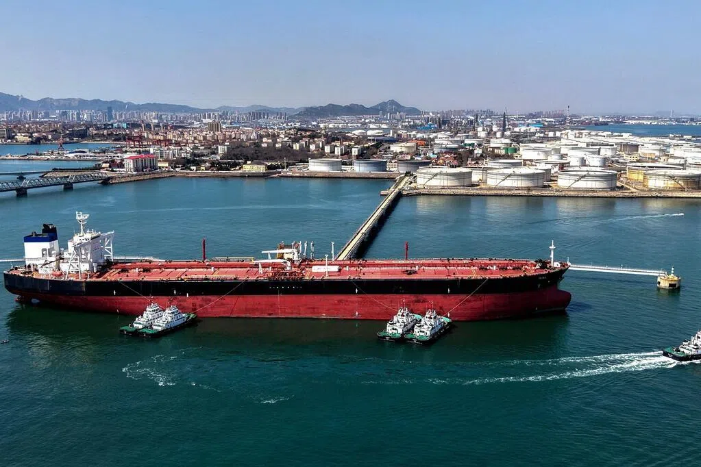 知情人士透露，在伊朗战争扰乱全球原油供应、国有炼厂普遍下调开工率后，中国大型国有油企罕见出售西非及其他地区原油船货。