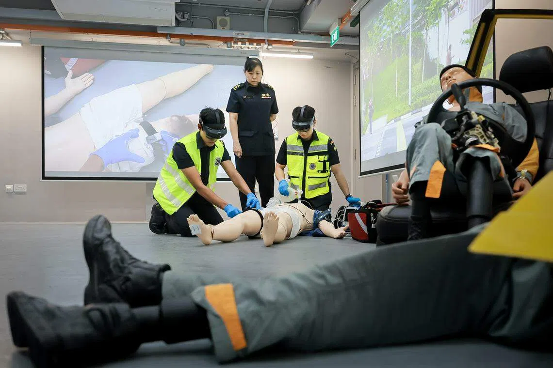 学员可在实践课室穿戴混合现实（mixed reality，简称MR）设备，身历其境感受事故现场，模拟如何抢救伤员。（海峡时报）