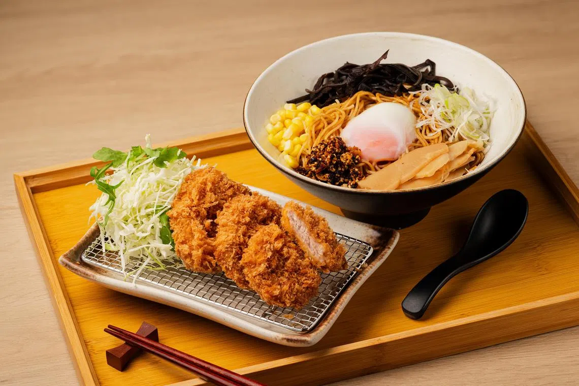Tonkatsu ENbiton的干拉面配炸猪排，风味十足。（餐馆提供）