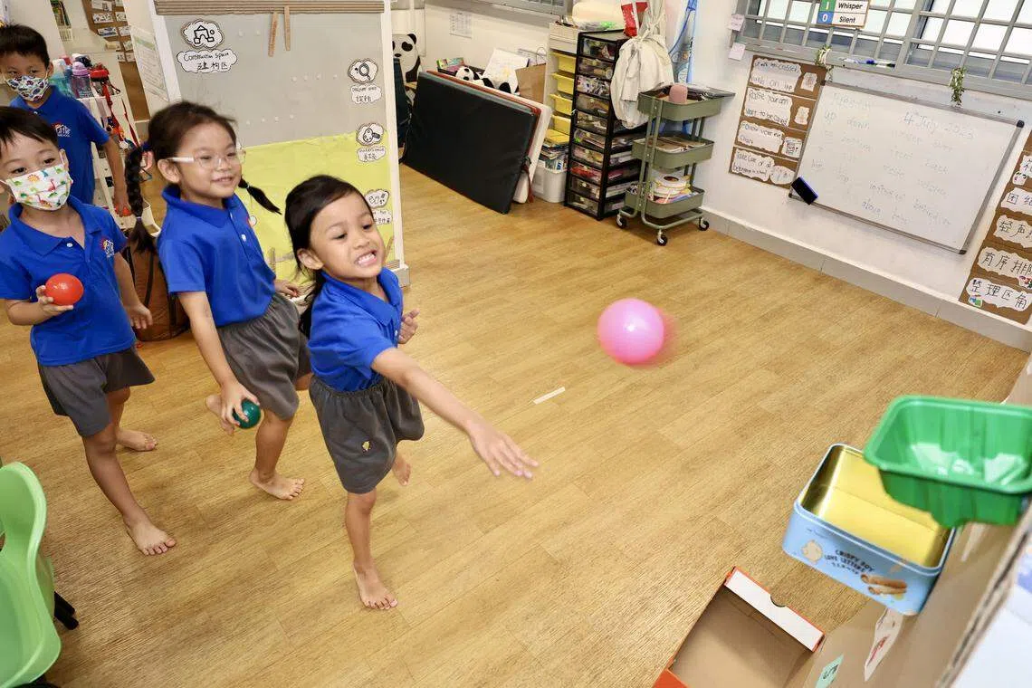 小朋友轮流试玩即将在嘉年华亮相的游戏，游戏都由他们亲自设计并制作。（特约摄影陈来福摄）