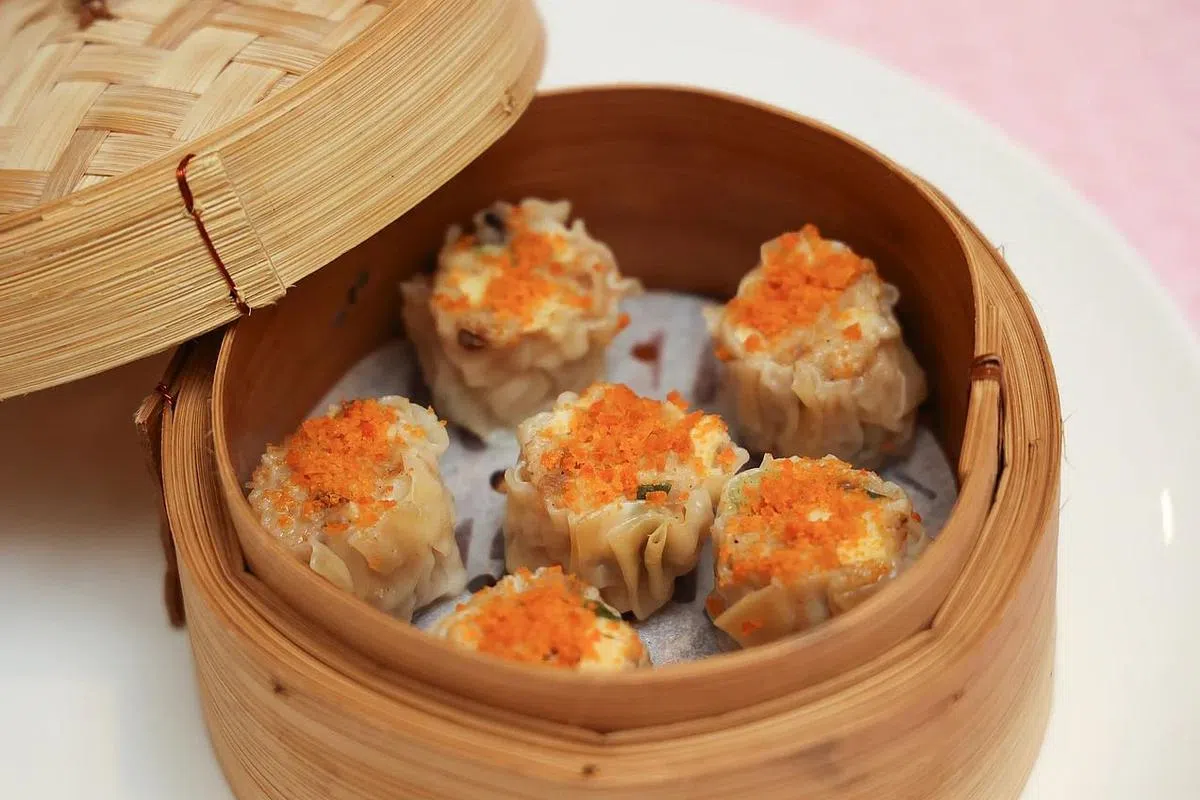 传统手工潮州烧米工序繁琐，深利的烧米口感松软，馅料有冬笋，胡椒味浓郁。（蔡家增摄）