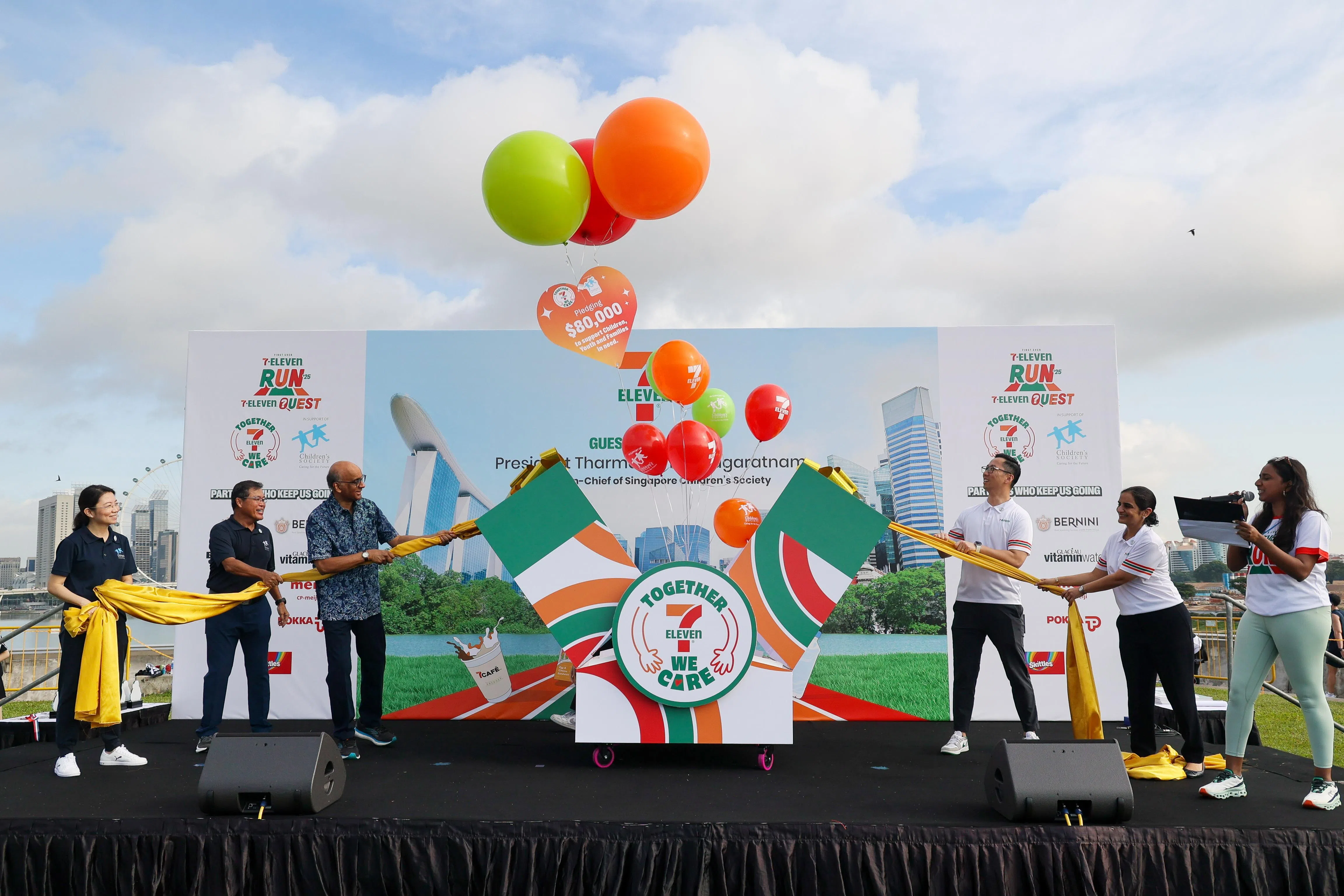 未来两年，7-Eleven将通过销售招牌蛋沙拉芝士三明治，累计捐出8万元支持新加坡儿童会的各项计划，每售出一份三明治即捐出1角。左三是尚达曼总统。（张俊杰摄）