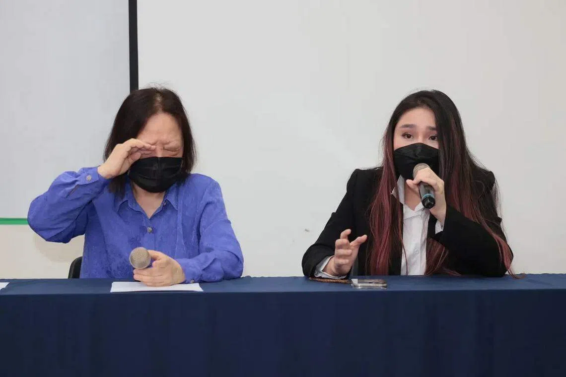 李伊妍（右）在妈妈兼经纪人（左）的陪同下现身记者会。（互联网）