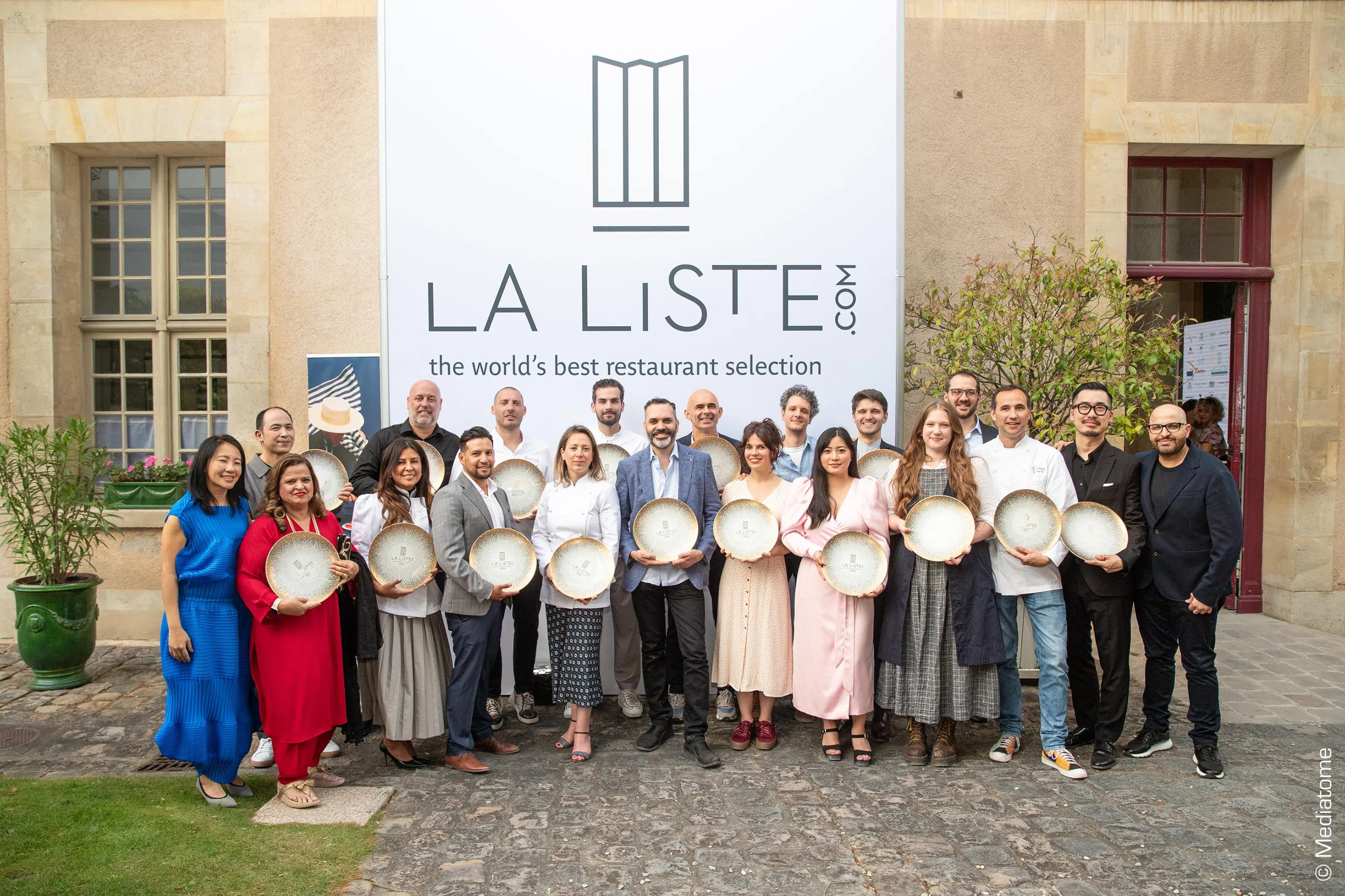 在法国巴黎举行的2024 La Liste甜点特别奖中，黄慧娴（左一蓝衣）获颁最具创造力甜点师奖，是我国第一位获此奖的厨师。（档案照片）