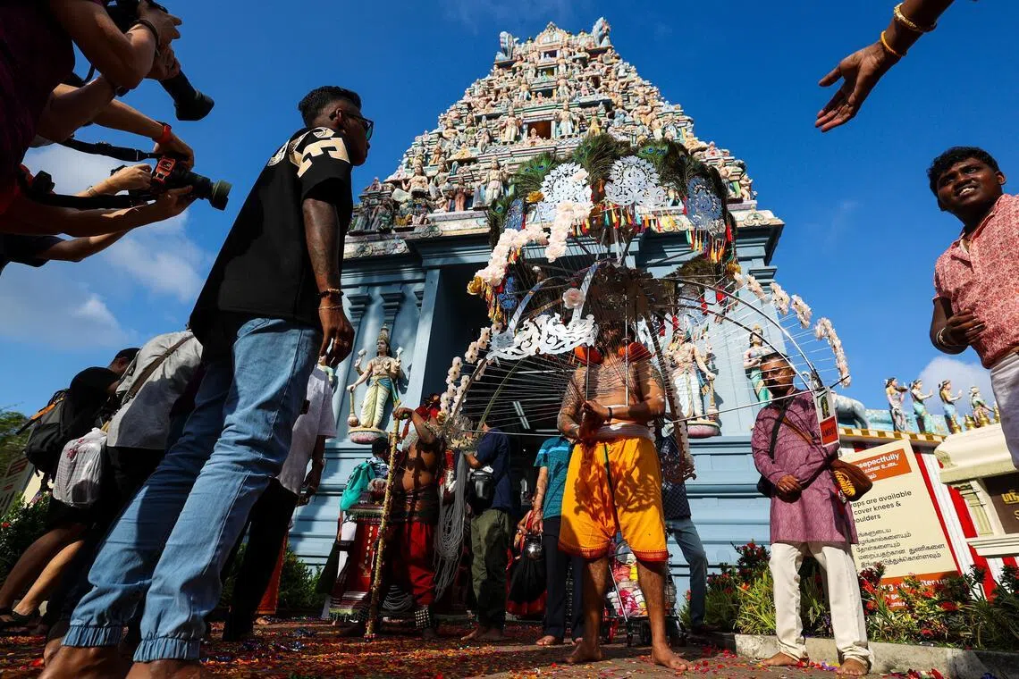 2月1日上午，实里尼维沙伯鲁玛印度庙前人头攒动，不少着上传统装束的印度教信徒，准备加入到大宝森节的游行队伍中。（林明顺摄）