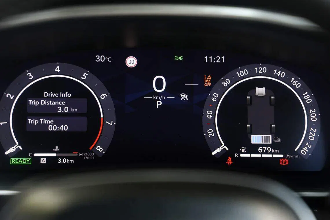 液晶仪表有三种显示风格，可以显示各种行车信息。（陈渊庄摄）