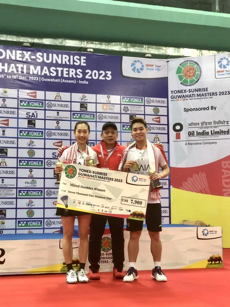 我国双打总教练鲍鲁斯（中）称赞我国混双组合表现出色。（新加坡羽毛球总会提供）