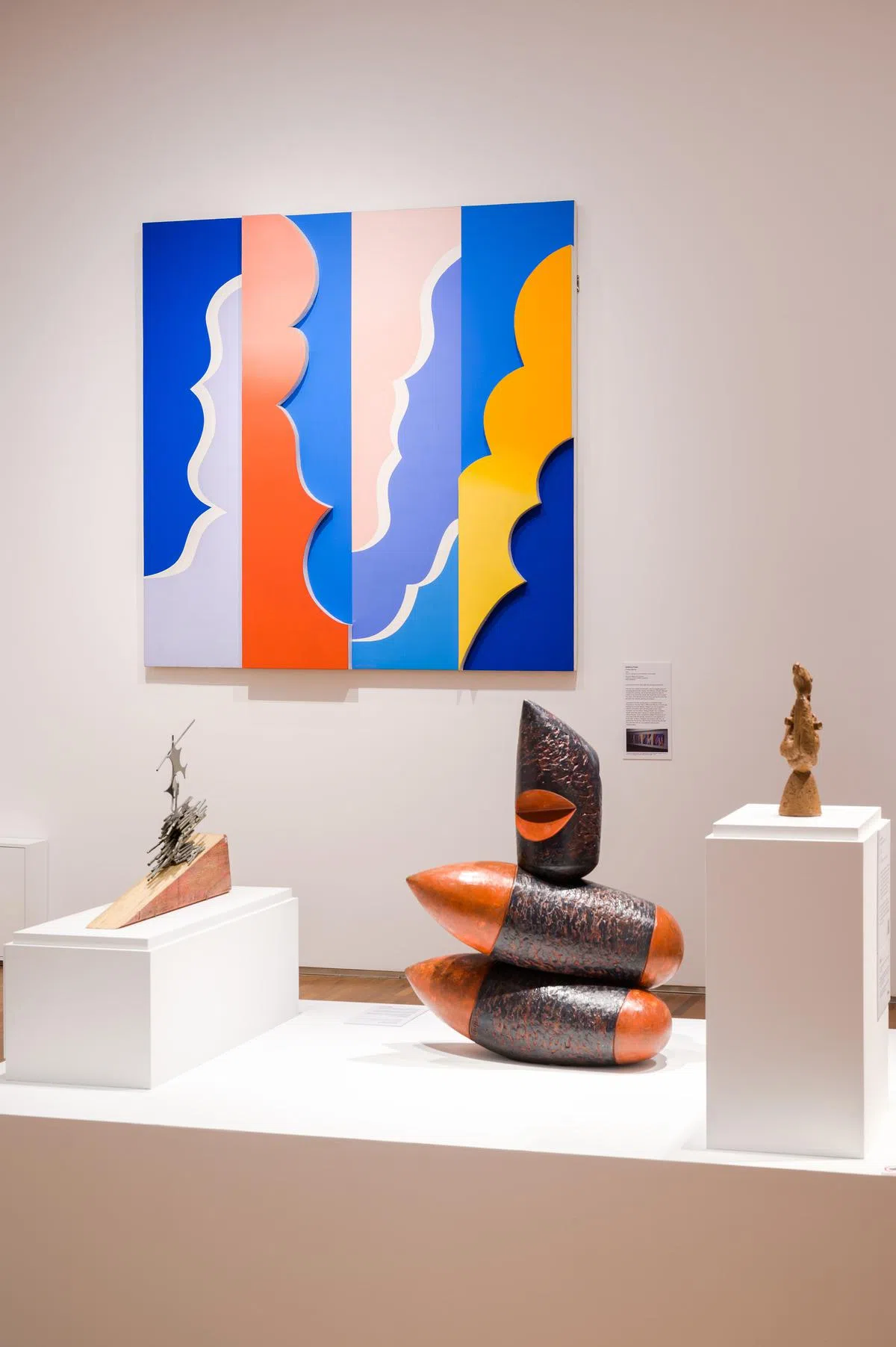 黄荣庭以子弹头造型为《自画像》（中），墙上为方谨顺的《色彩之舞》。（主办方提供照片）