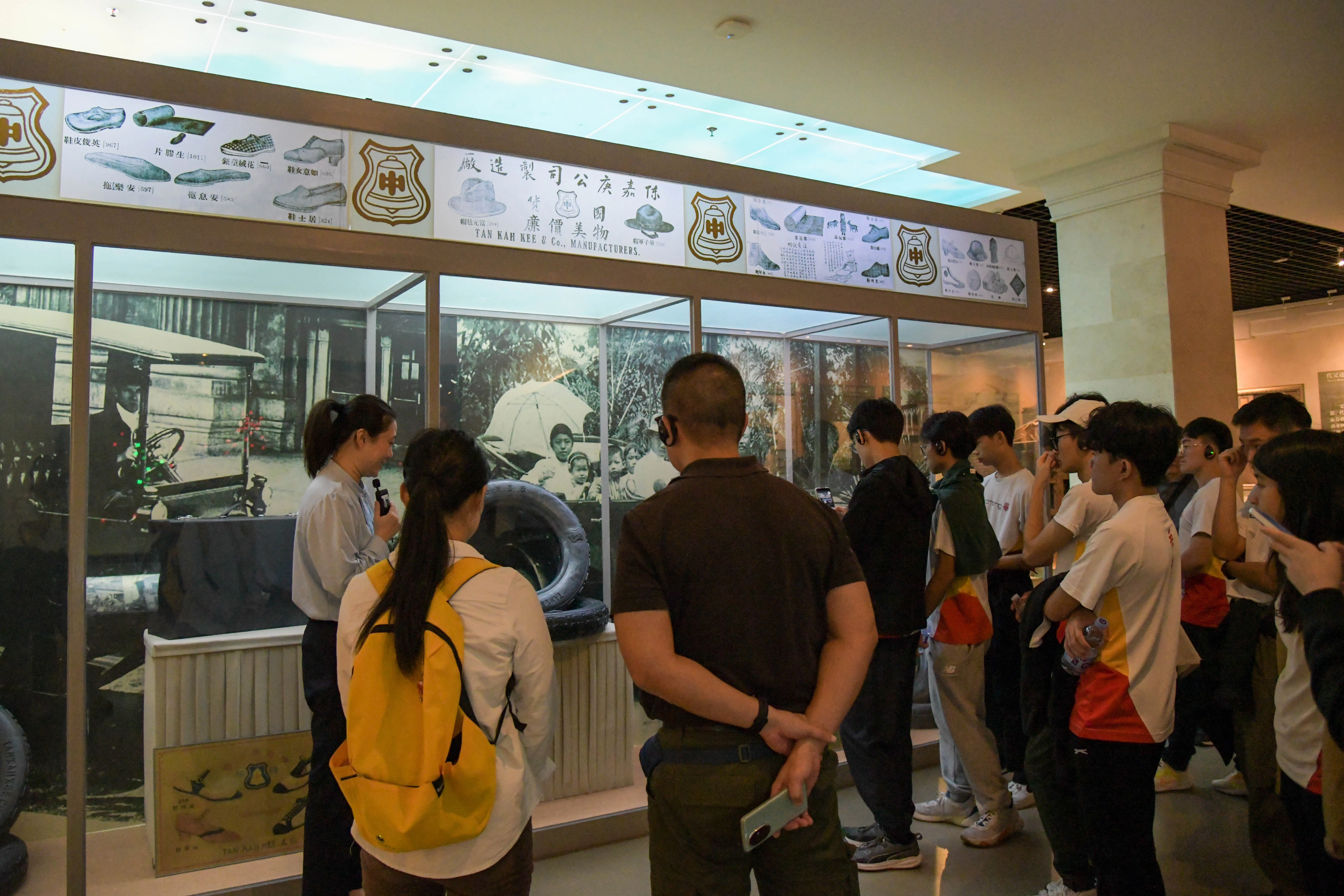 华中学子从陈嘉庚慷慨解囊、倾资兴学的壮举中，真切感受先贤的奉献精神。（华侨中学提供）