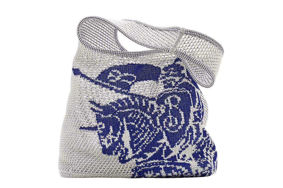 Burberry的桶形包包，看起来就有容乃大。（品牌提供）