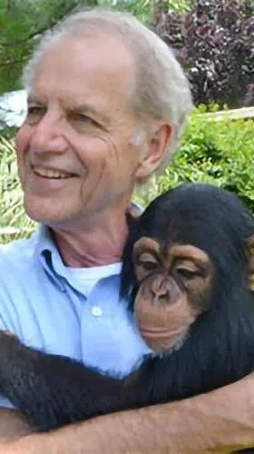 哈尔·赫尔佐格教授：宠主与宠物高度依恋与降低自杀风险存在关联。但是，与宠物关系更紧密的年长者，其幸福感随时间推移的下降幅度，比依恋程度较低的宠主更显著。（互联网）