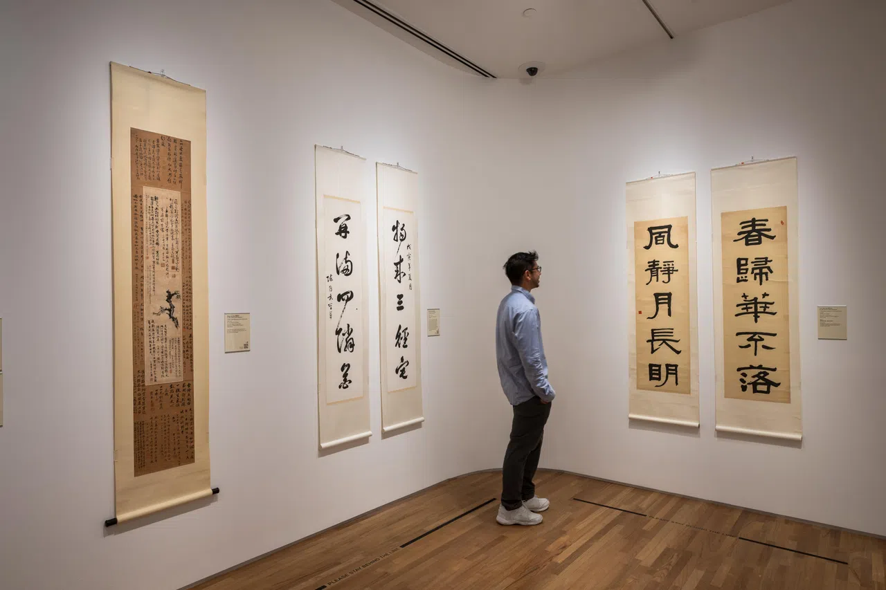 从中国南来新加坡，从事艺术教学的黄载灵（左起）、陈月秀和林学大的书法作品。（国家美术馆提供）