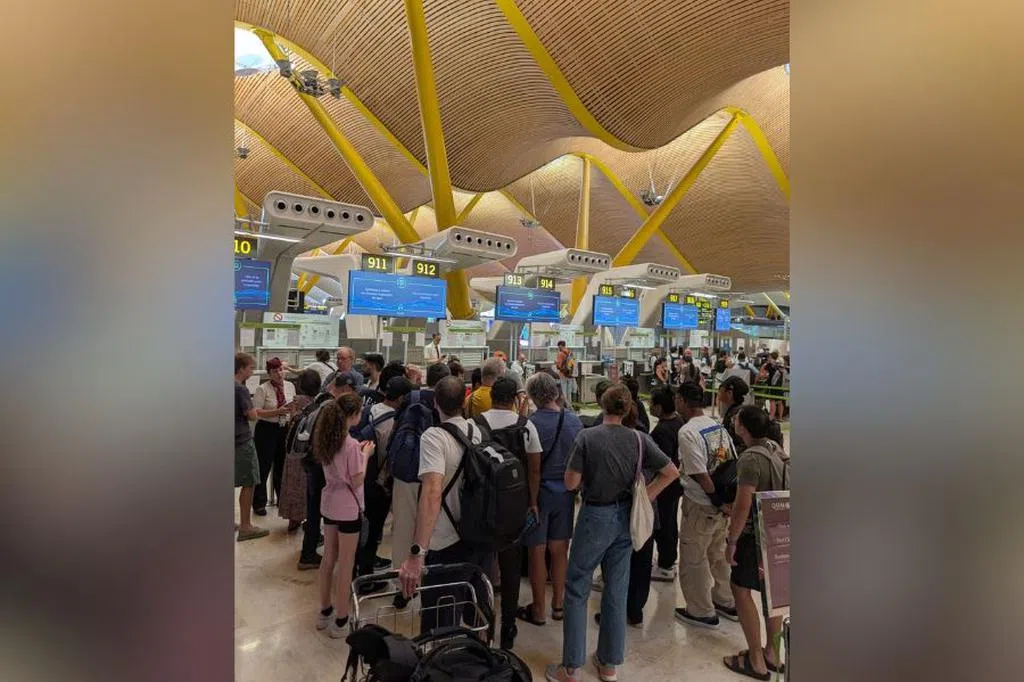 两航班一取消一折返 狮城教师滞留马德里逾48小时