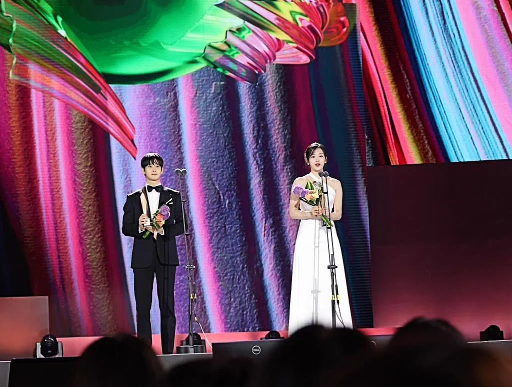 金秀贤（左）与安俞真夺下人气奖。（互联网）