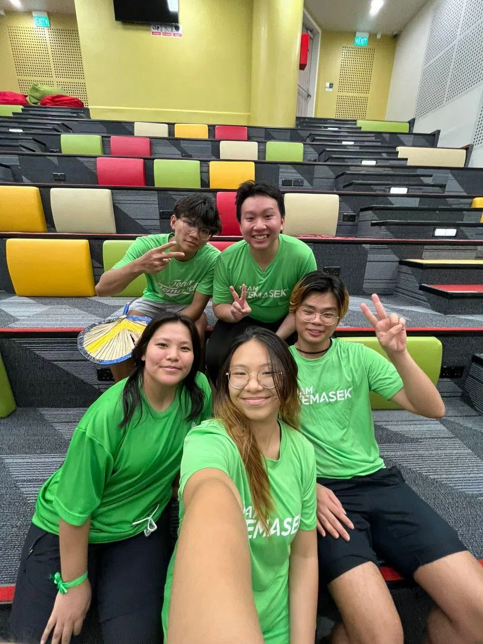 陈贤训（后排右一）在二年级时担任过迎新会组长，他建议新生参与这类活动，多与其他同学交流，了解不同科目的要求。（受访者提供）