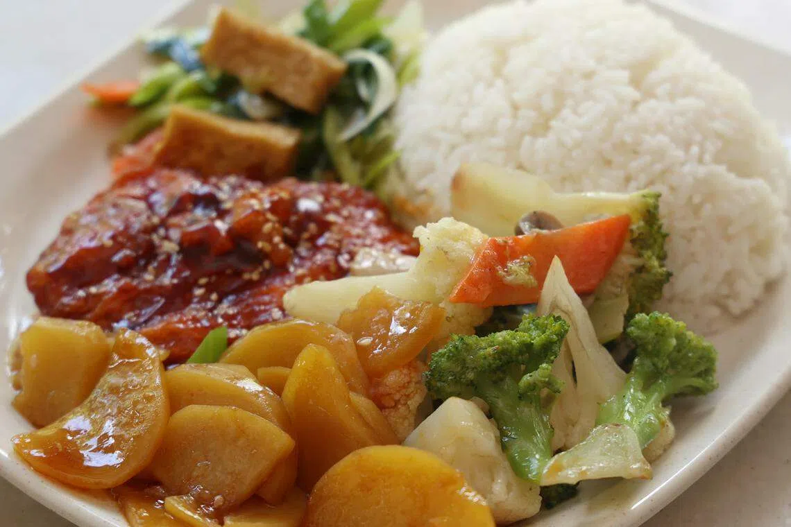 经济实惠的杂菜饭，为国人解决一日三餐。（唐家鸿摄）