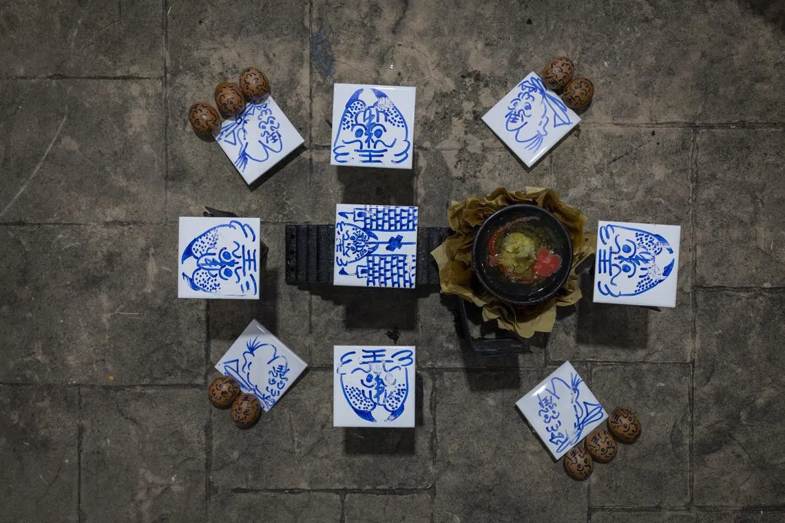 一片瓷砖是两层地狱，这个布阵代表十八层地狱。（龙国雄摄）