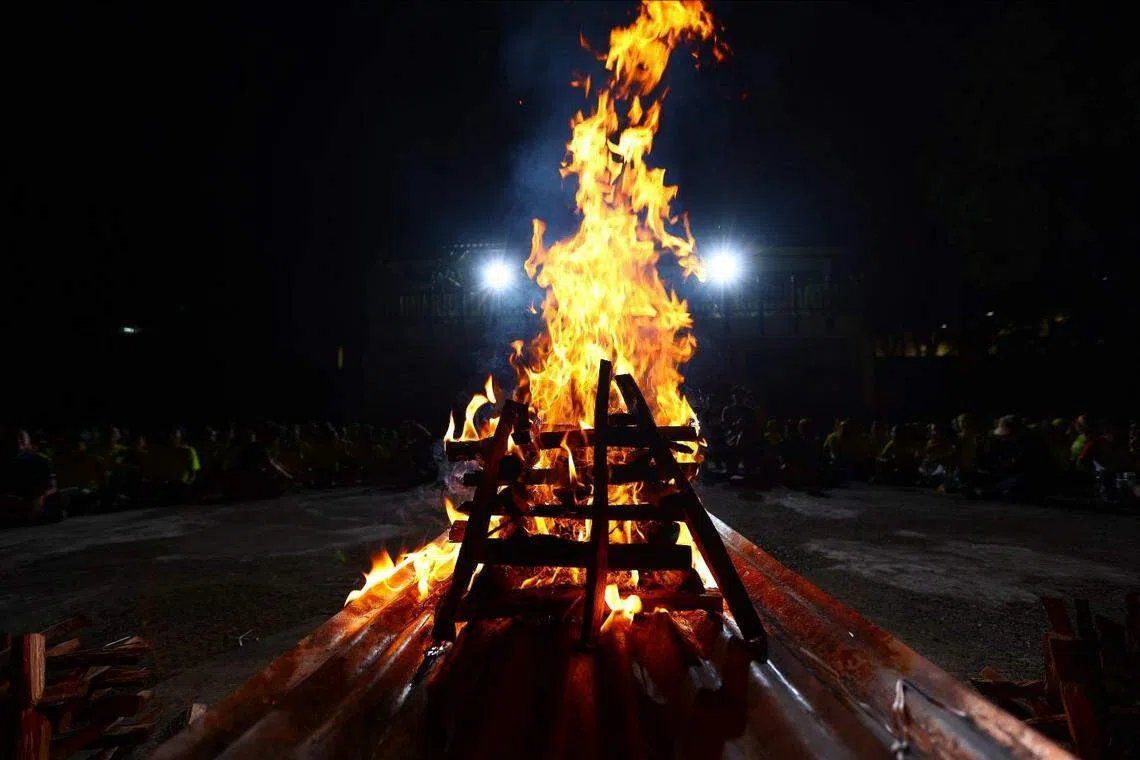 露营第二晚的篝火晚会把此次活动推向了高潮。（丹绒加东女校提供）
