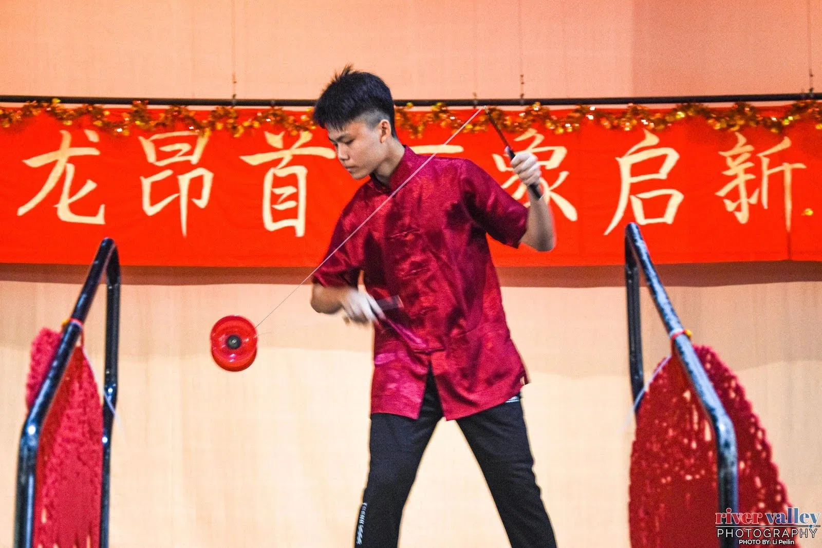 高二生蔡秉恒的扯铃表演。（立化中学摄影社提供）