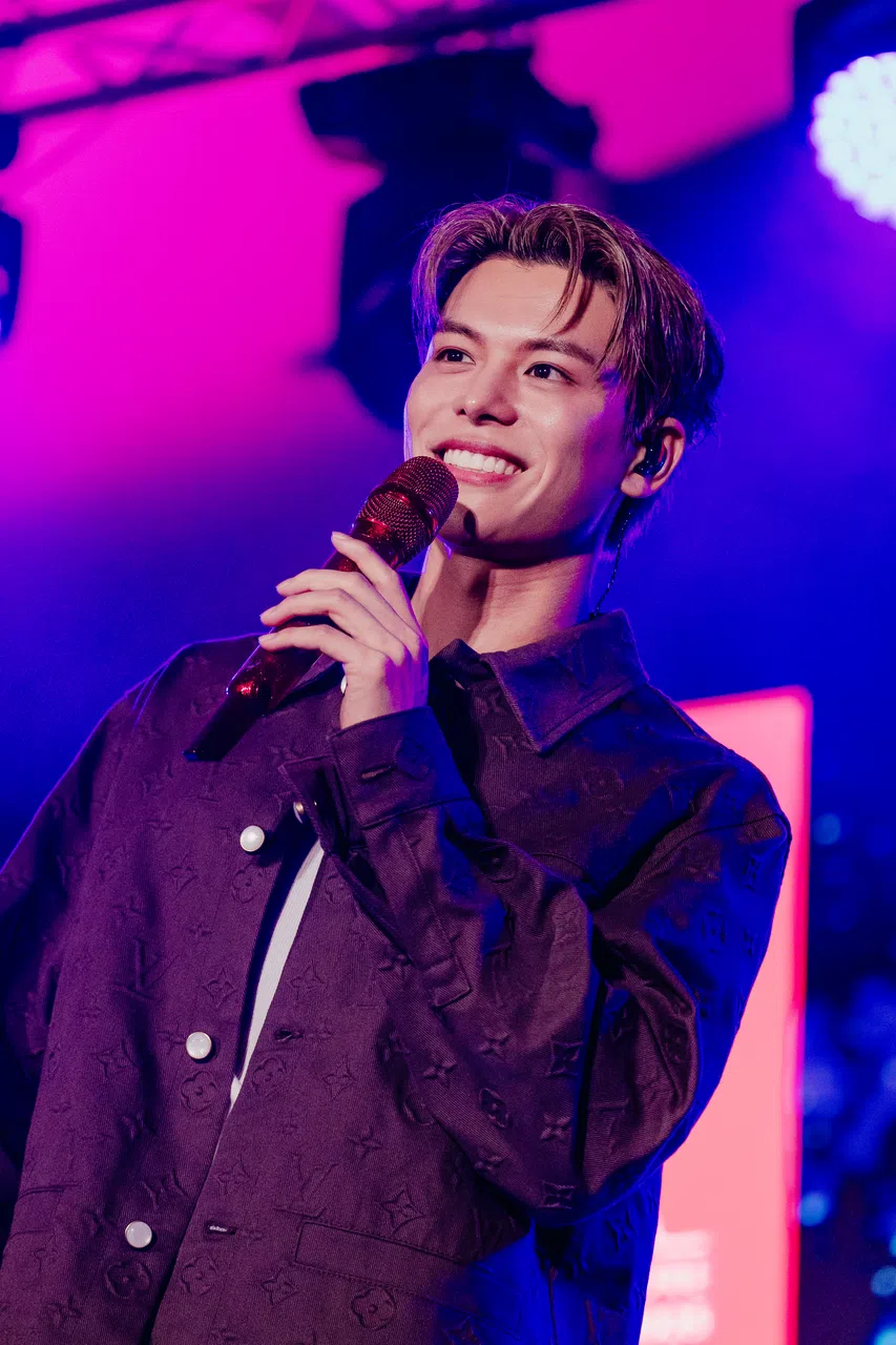 容启航首次演唱自己的华语新歌《请不要离开我》。（MBS提供）