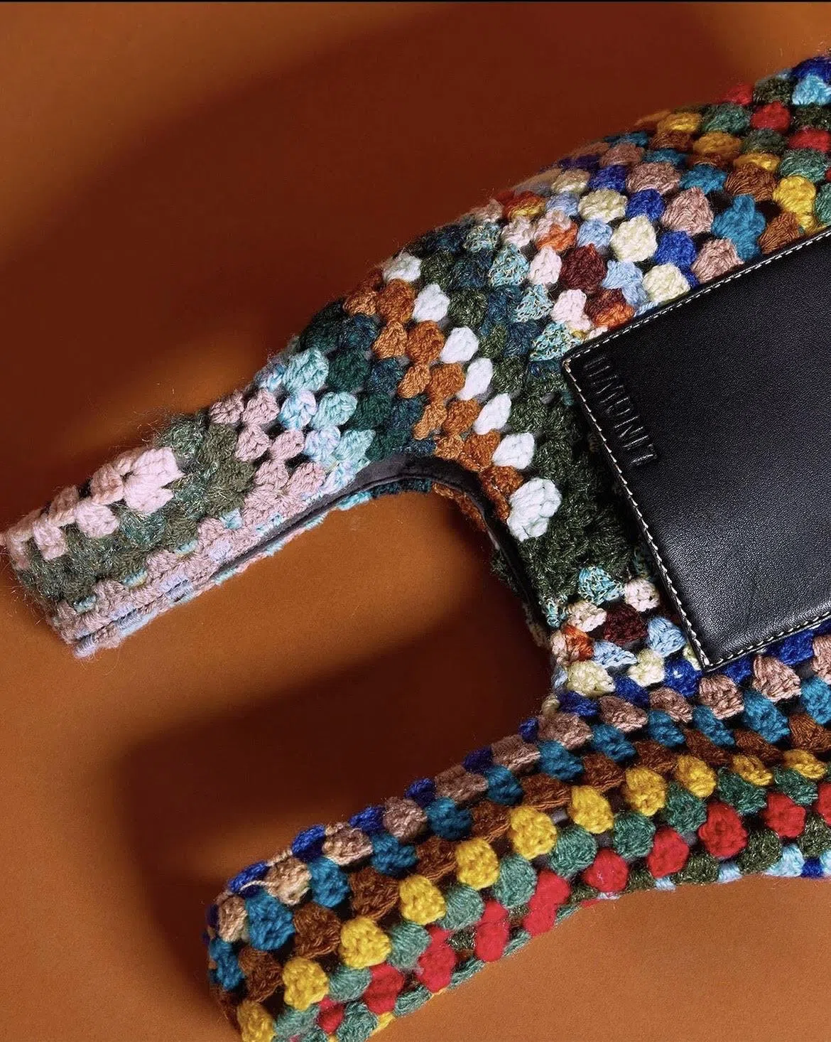 针织毛毯包包Le Grand，背后故事也跟阿嫲有关。（取自Ling Wu IG）