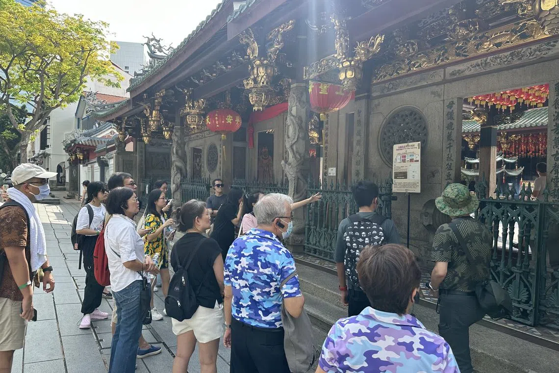 天福宫建筑设计，雕梁画栋、龙凤神灵雕像、屋脊上的陶瓷装饰和榫卯结构展现传统建筑卓越匠艺。（赵琬仪摄）