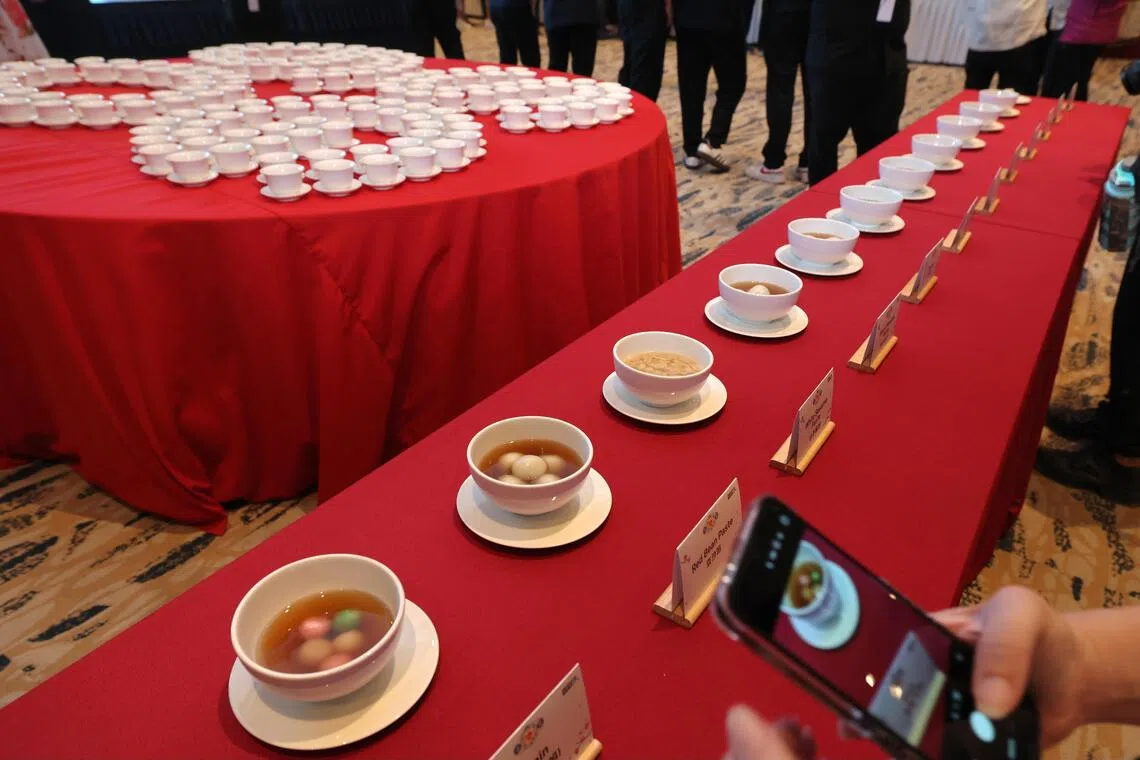 活动会场推出的汤圆共有12种，既有花生、黑白芝麻、红豆、莲蓉等经典馅料，也有绿茶、巧克力、番薯等新口味，同时还包括客家素汤圆、娘惹汤圆、油煎汤圆及无馅汤圆，展现本地饮食文化的多元与包容。（梁麒麟摄）