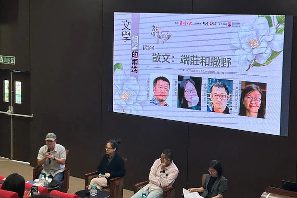散文讲座由中国大陆作家毛尖（左二起）、台湾作家李桐豪和马来西亚作家梁靖芬主讲，着重探讨散文创作中“端庄与撒野”的平衡。（高静娴摄）