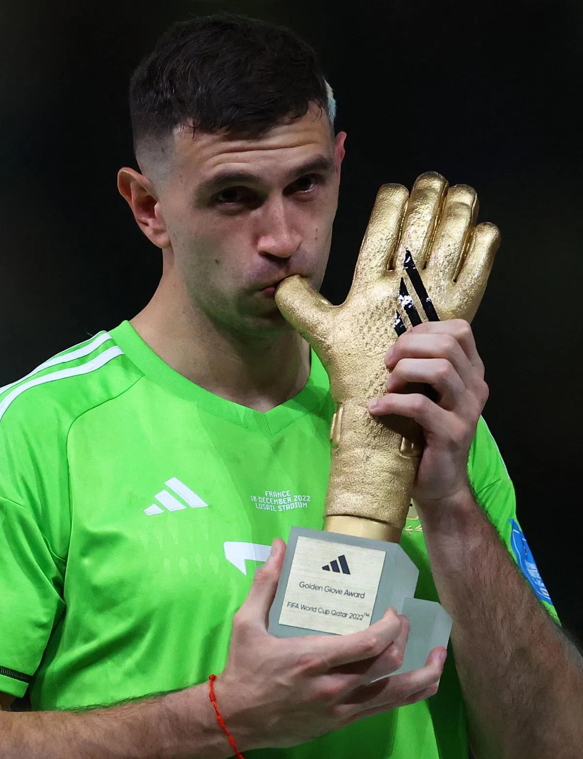 马丁内斯获颁金手套奖。（路透社）