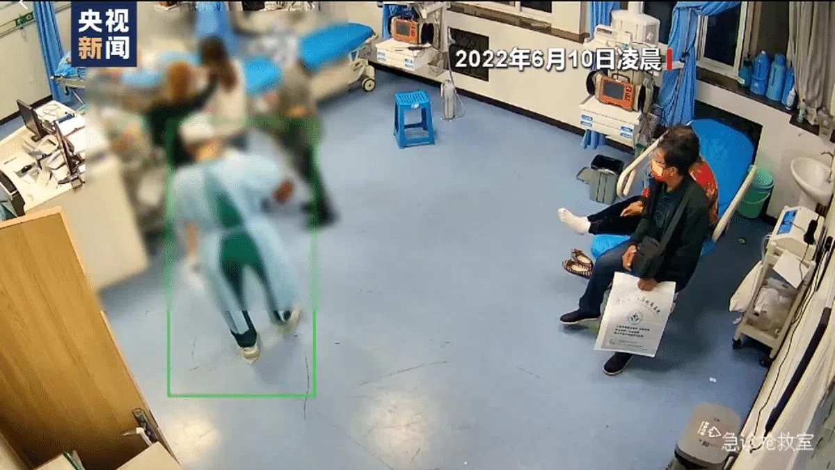 央视视频披露被害人被打后到医院治疗的画面。（视频截图）