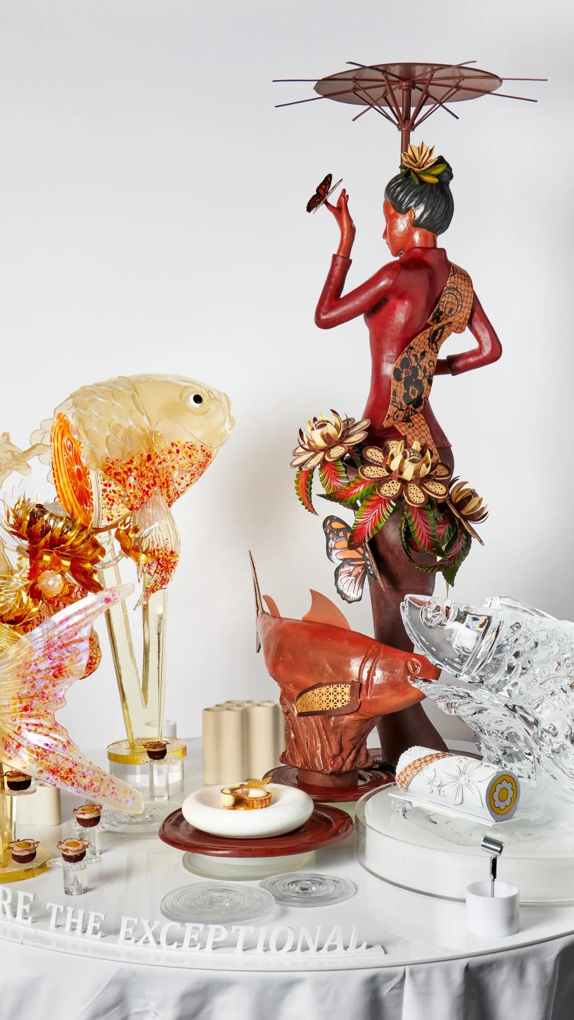 参加世界糕点杯，新加坡代表得挑战冰雕、糖雕和巧克力造型制作，展现不同糕点制作技巧。（受访者提供）