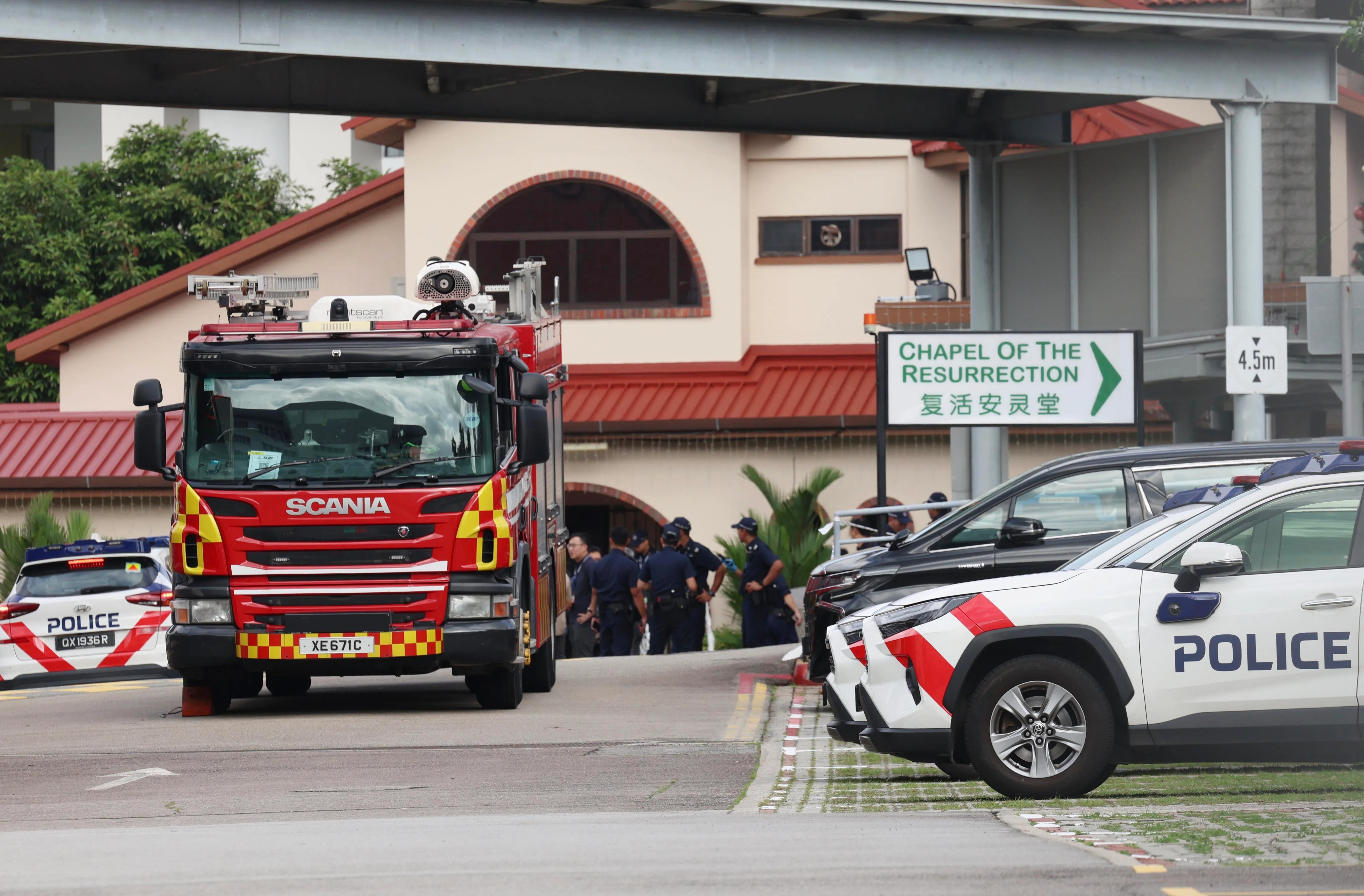警员赶到现场展开调查，并进行疏散以策安全。（郑一鸣摄）