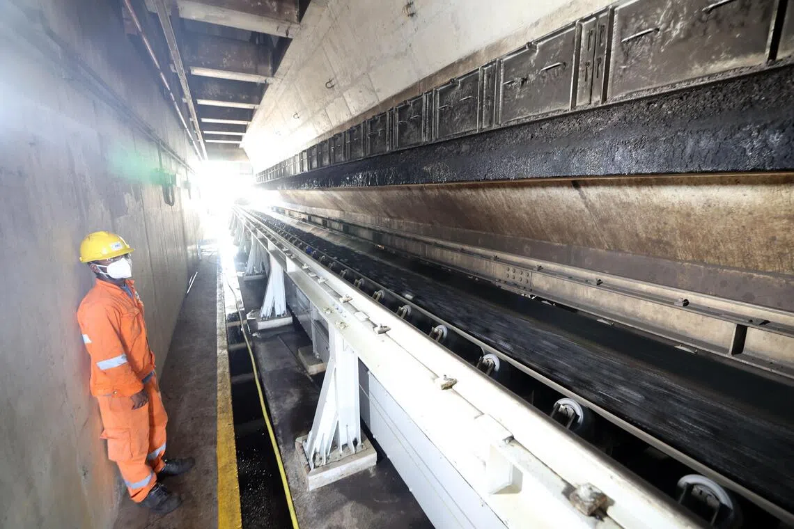 在本地唯一的这座燃煤电厂里，走进其中一个煤筒仓底层，可看见传送带将夹杂着棕榈壳的煤炭，运往发电机组。（邝启聪摄）