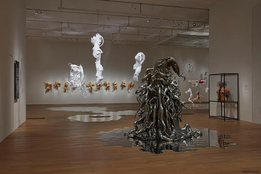 M+展出李昢的《怪物：黑》与《赛博格》系列。（M+提供）