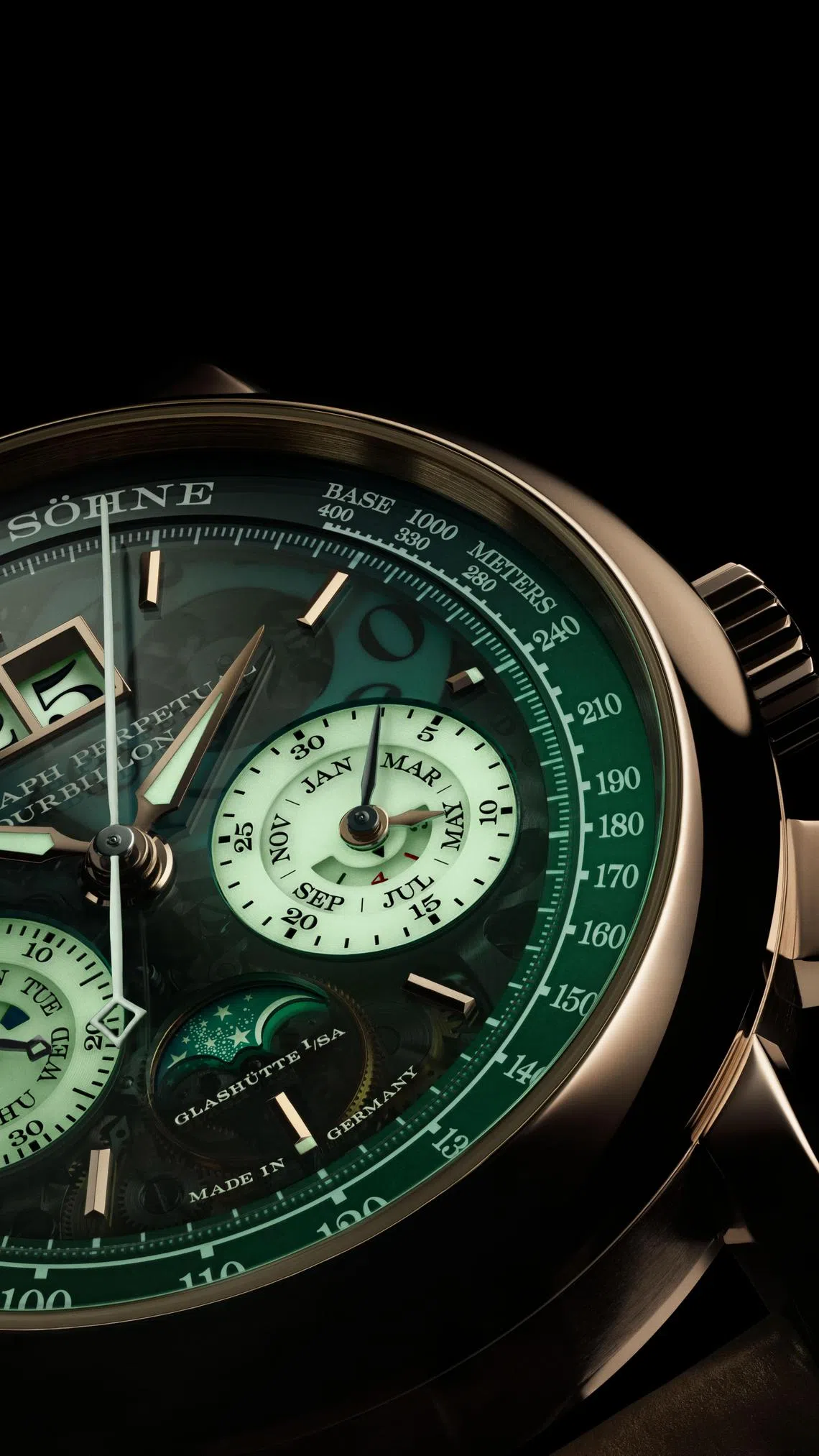 Datograph大日历计时万年历陀飞轮“Lumen”腕表18K蜂蜜金款，汇集多项复杂功能。（朗格提供）